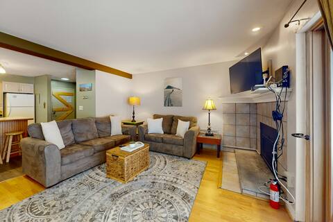 2BR private condo with fireplace & athletic courts