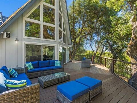 Modern Riverfront Home, sleep 8, Spa, WiFi, BBQ