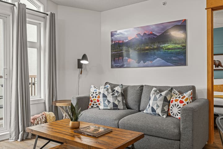 Stylish Condo, Central Location - Canmore