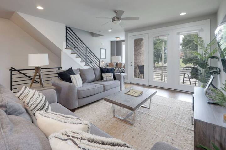 2 Homes w/ 14 Beds, Views, & Fun Garages! 10toDT! gallery image 3