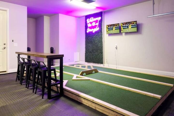 2 Homes w/ 14 Beds, Views, & Fun Garages! 10toDT! gallery image 4