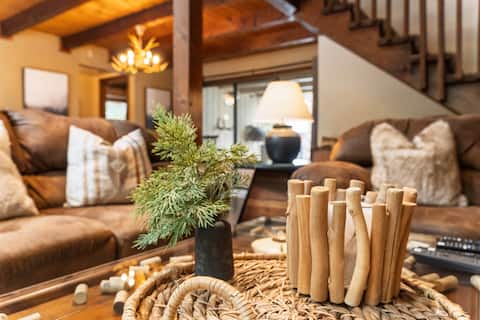 Top performing Airbnb: Pinecone Cottage | Hot Tub, Pool Access, Espresso! in Dorrington