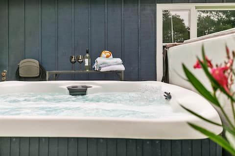 Winter Romance • Hot Tub + Cozy Fireplace