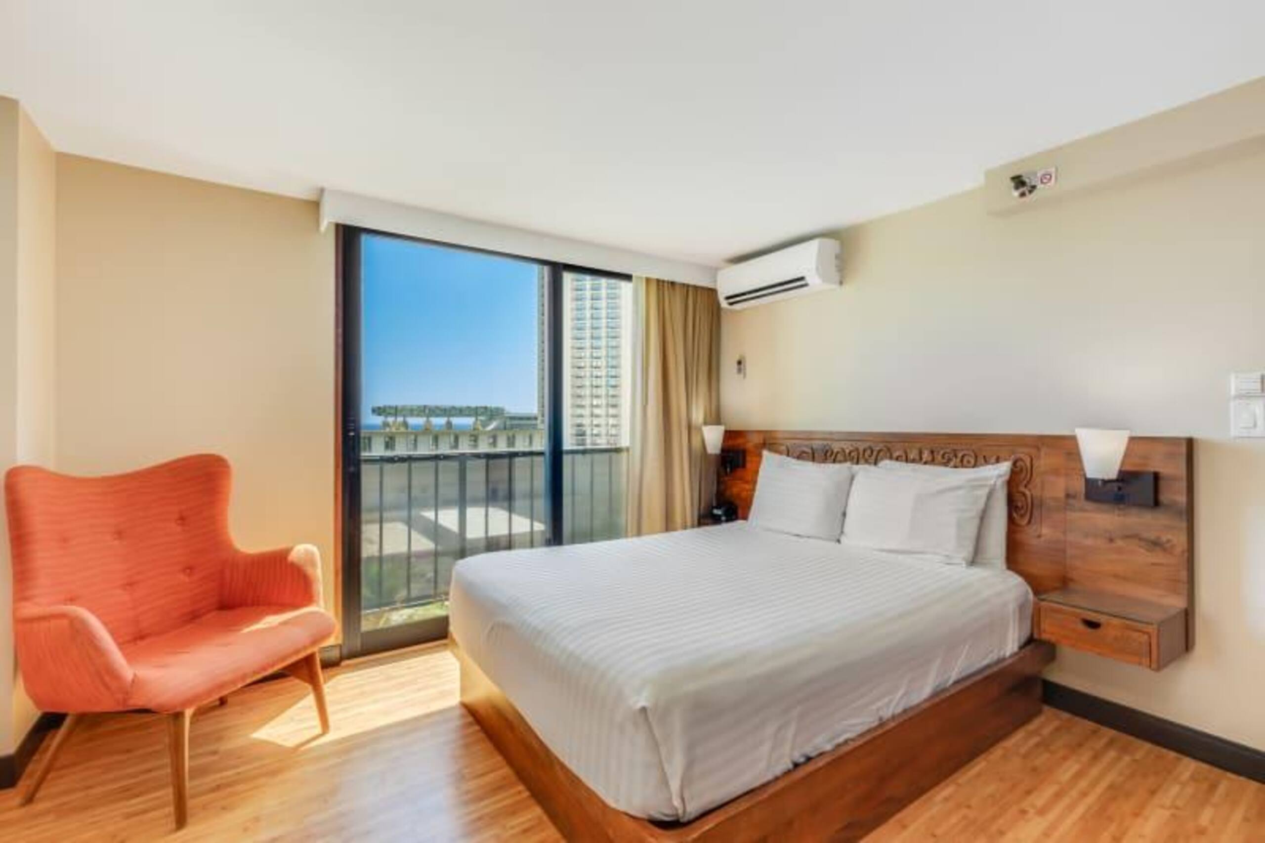 Condo in Honolulu · ★4.58 · Studio · 1 bed · 1 shared bath - Image 3