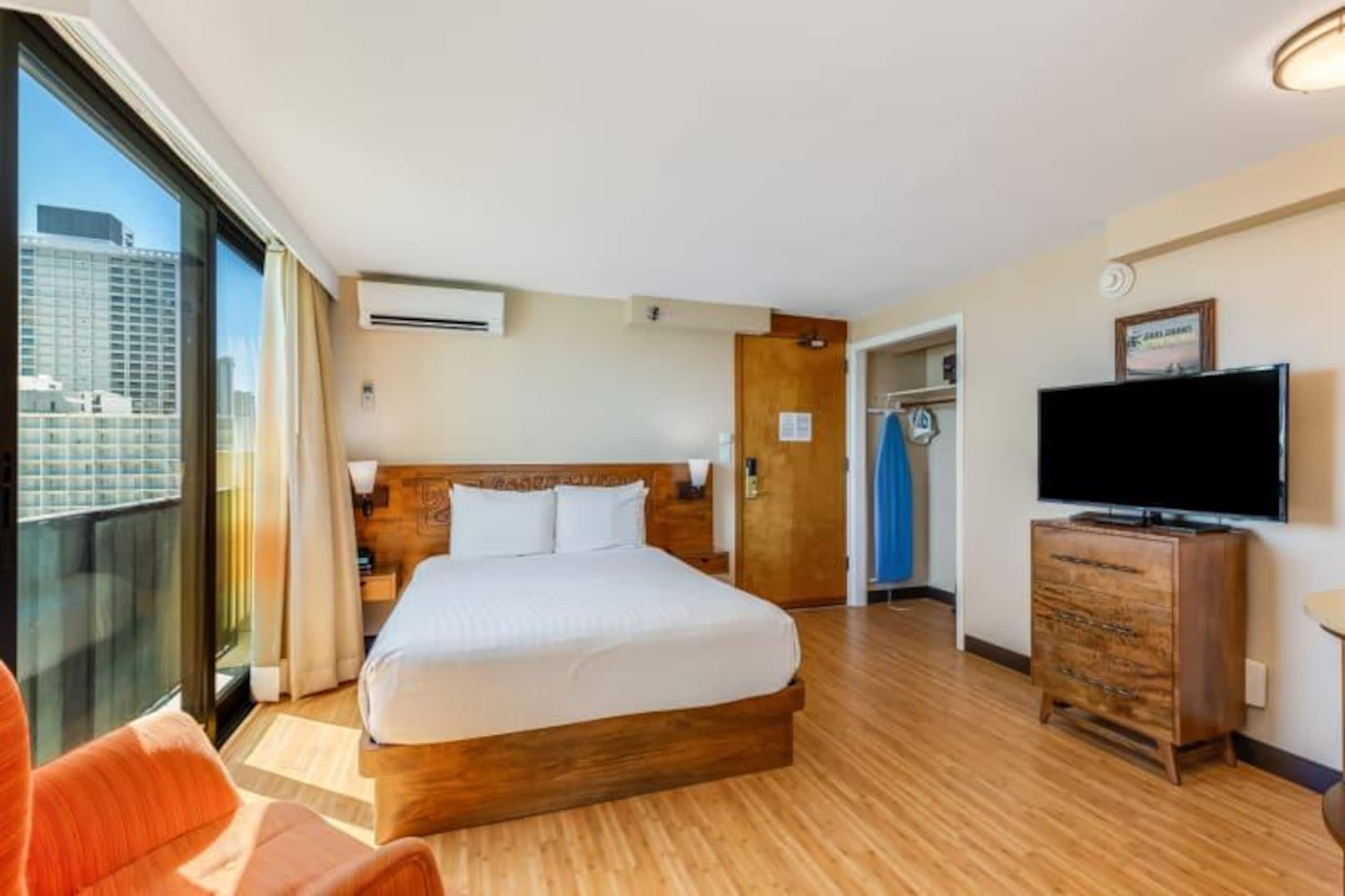 Condo in Honolulu · ★4.58 · Studio · 1 bed · 1 shared bath - Image 4