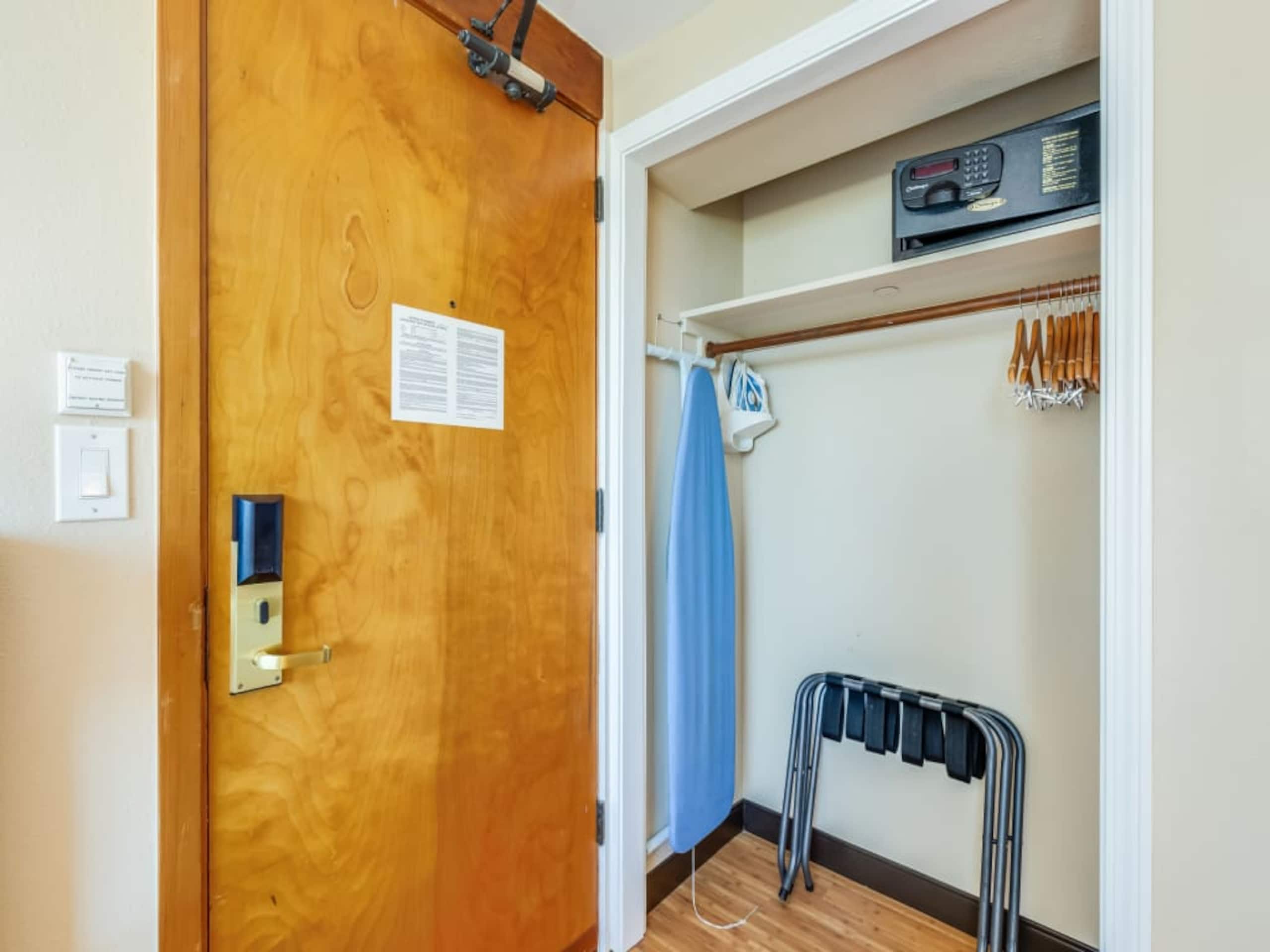 Condo in Honolulu · ★4.58 · Studio · 1 bed · 1 shared bath - Image 32