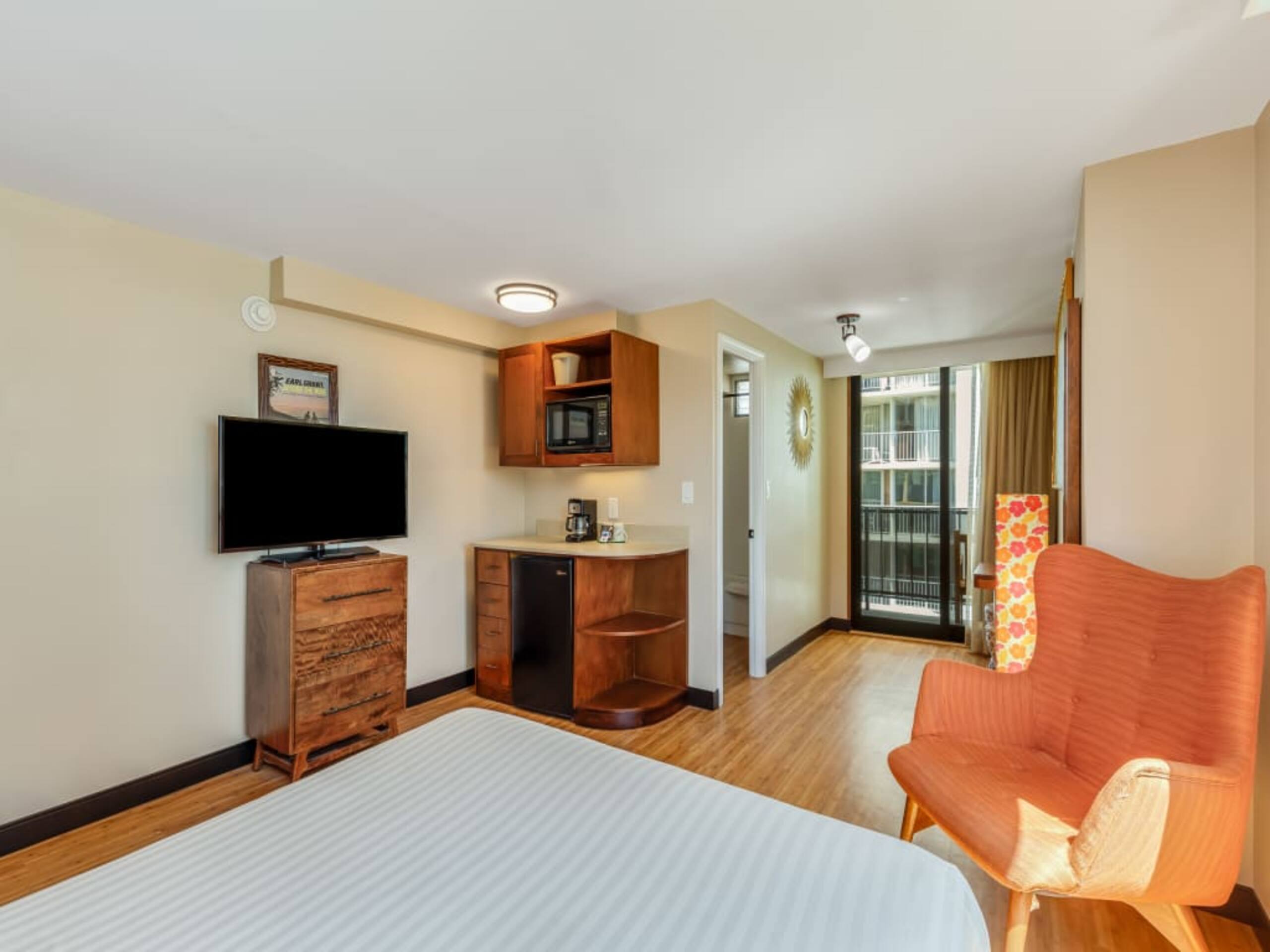 Condo in Honolulu · ★4.58 · Studio · 1 bed · 1 shared bath - Image 28