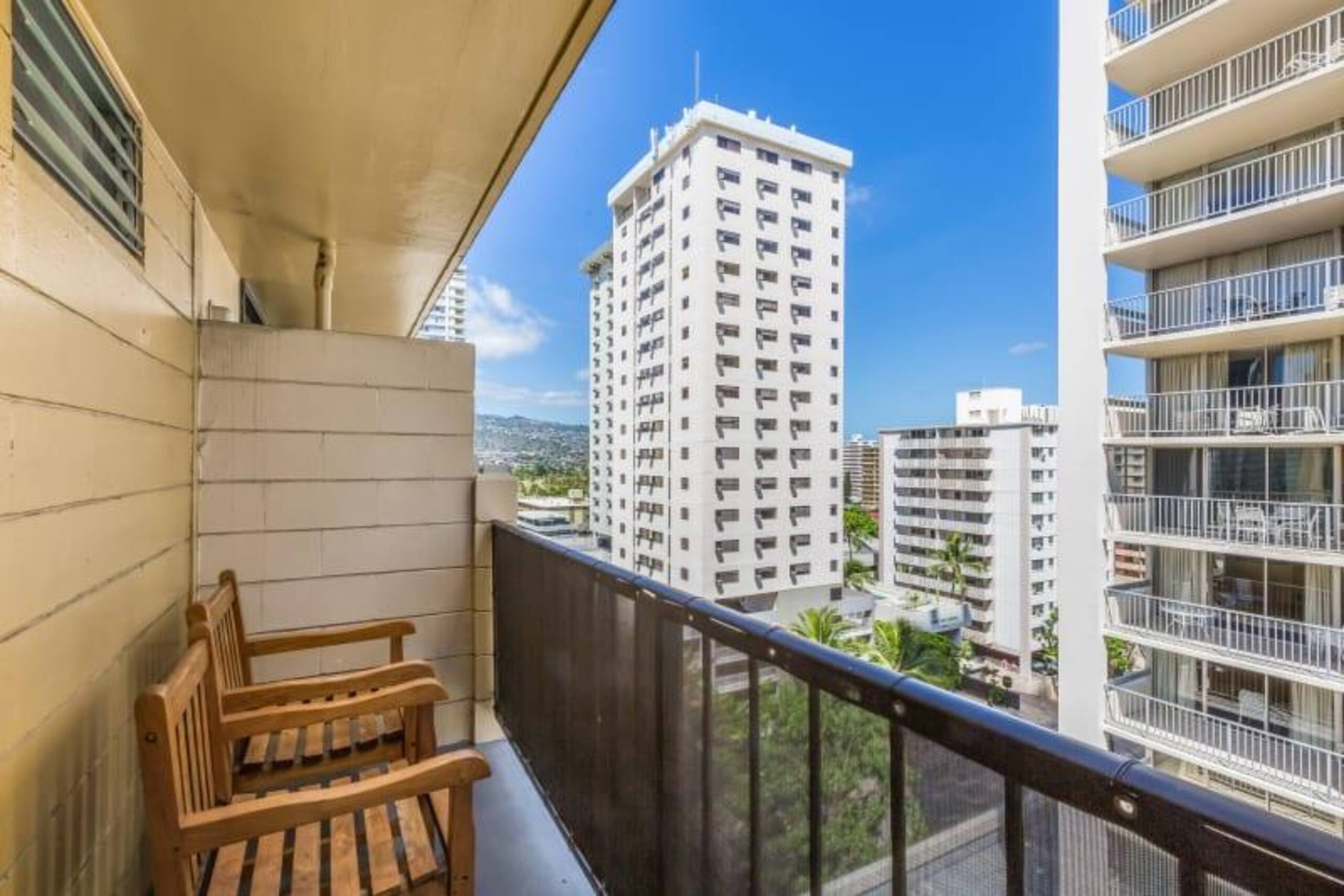 Condo in Honolulu · ★4.58 · Studio · 1 bed · 1 shared bath - Image 12