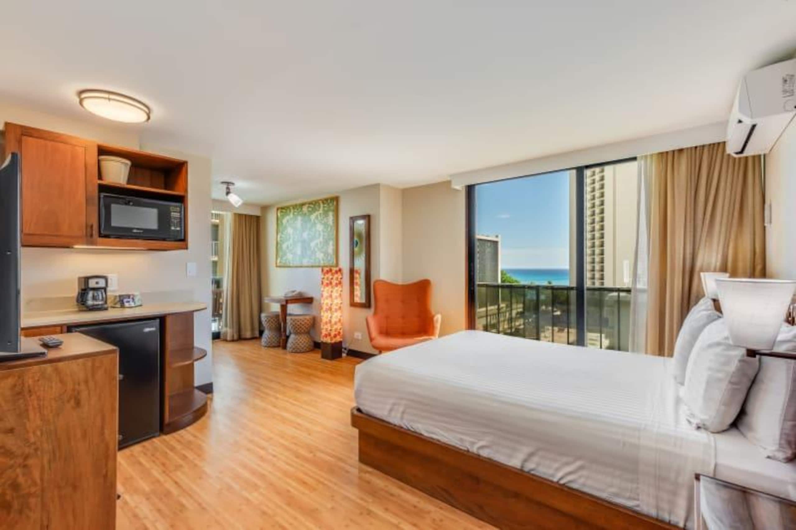 Condo in Honolulu · ★4.58 · Studio · 1 bed · 1 shared bath - Image 1