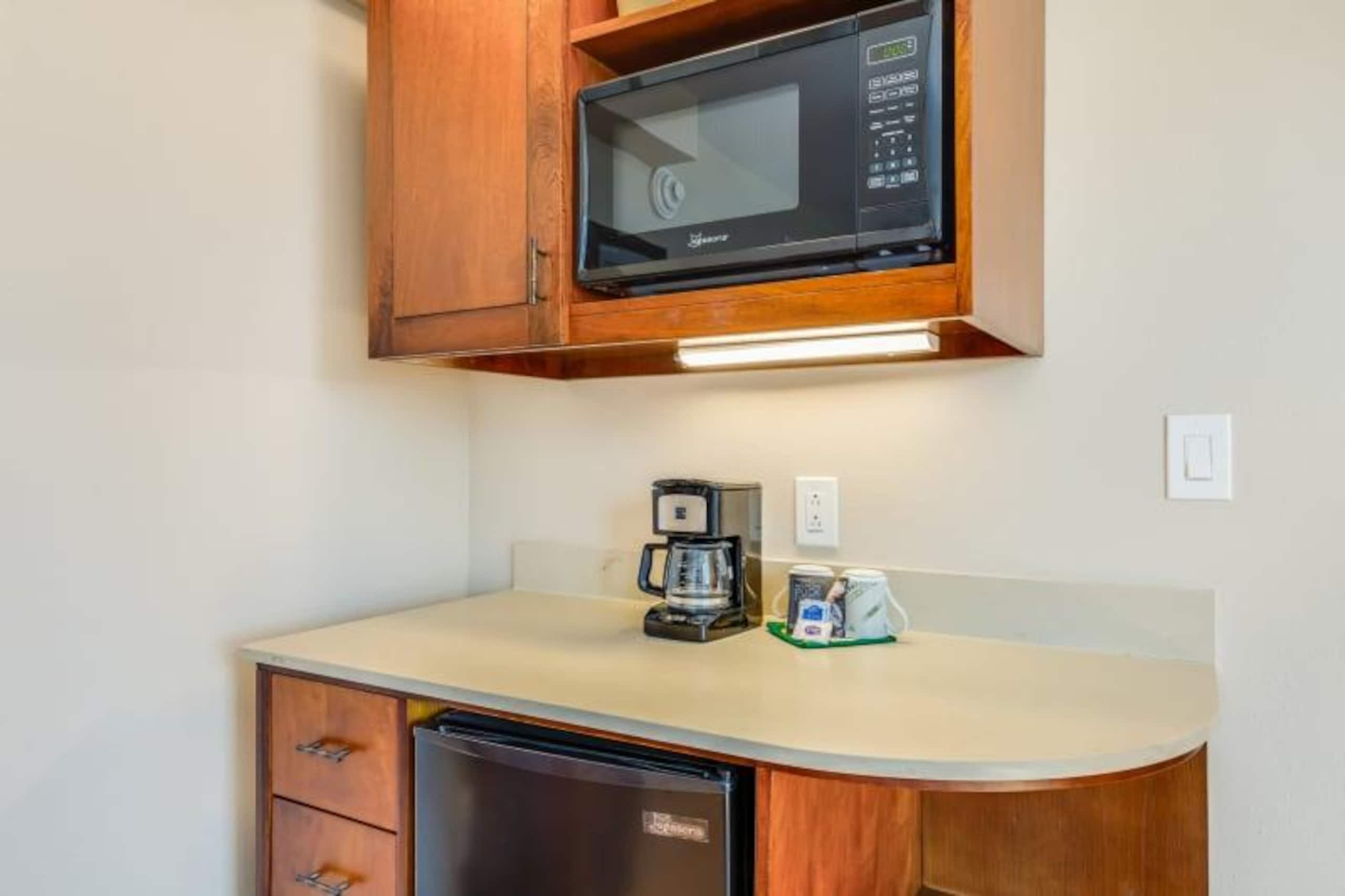 Condo in Honolulu · ★4.58 · Studio · 1 bed · 1 shared bath - Image 7
