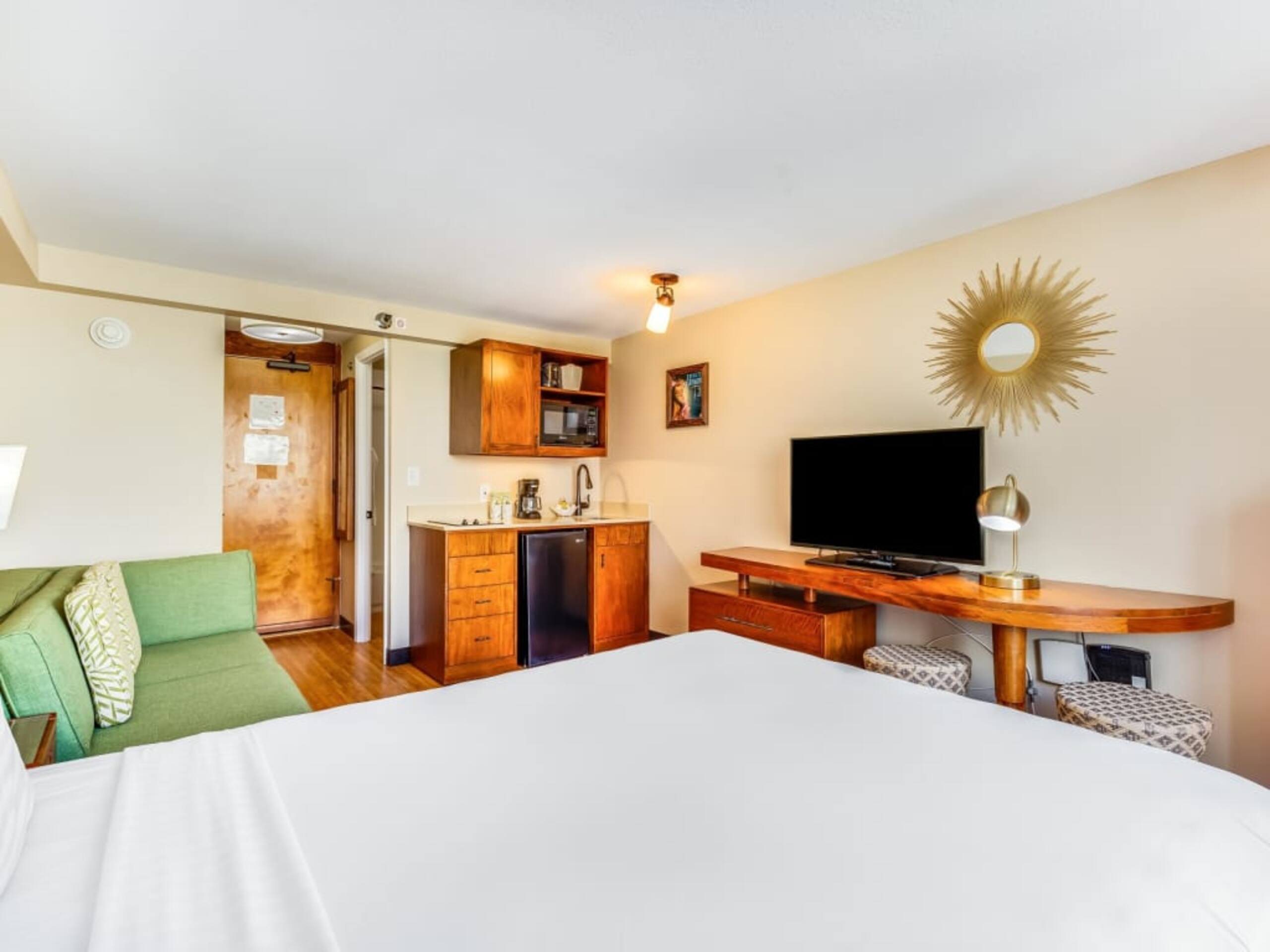 Condo in Honolulu · ★4.0 · Studio · 2 beds · 1 shared bath - Image 25