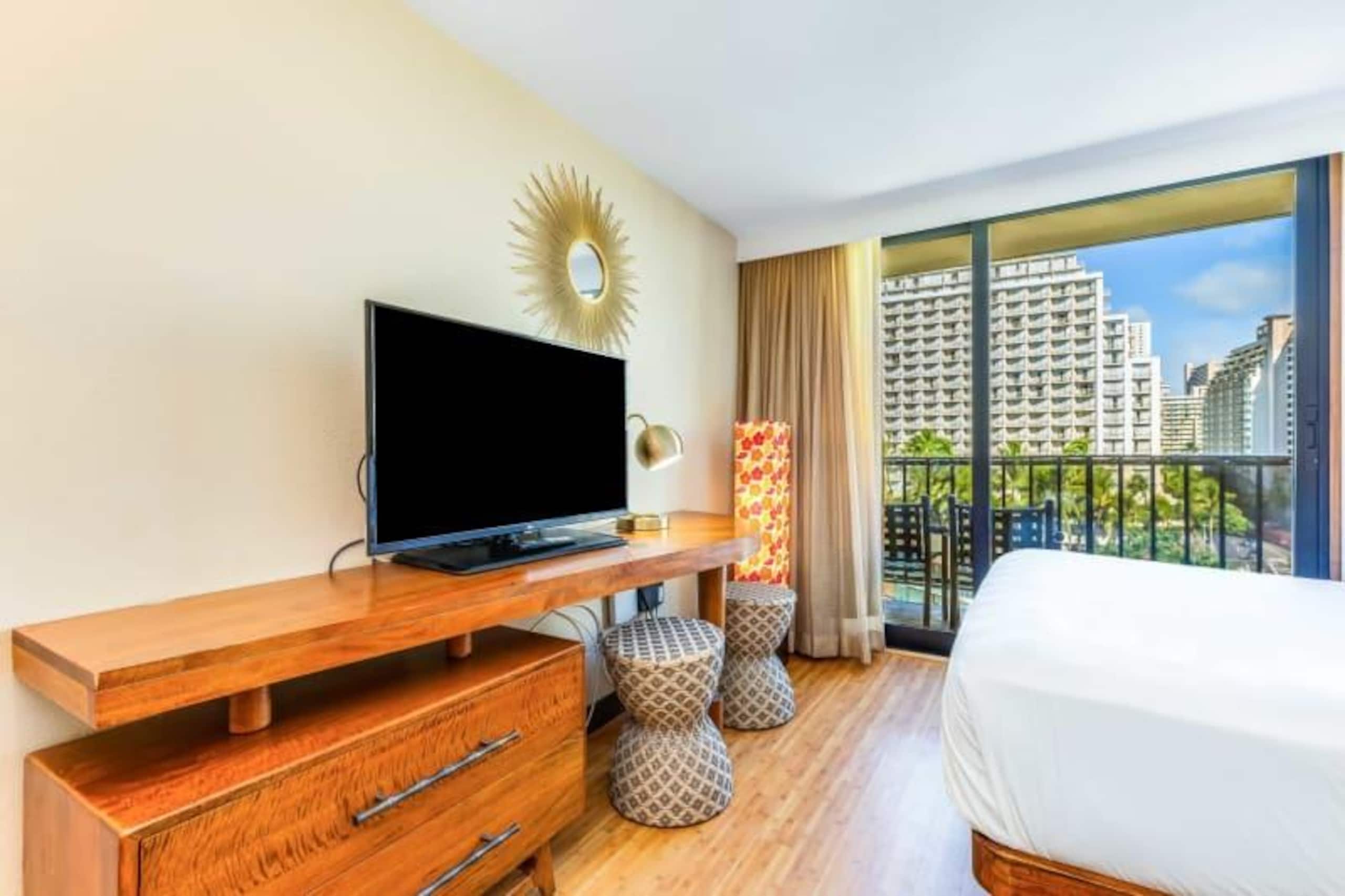 Condo in Honolulu · ★4.0 · Studio · 2 beds · 1 shared bath - Image 7