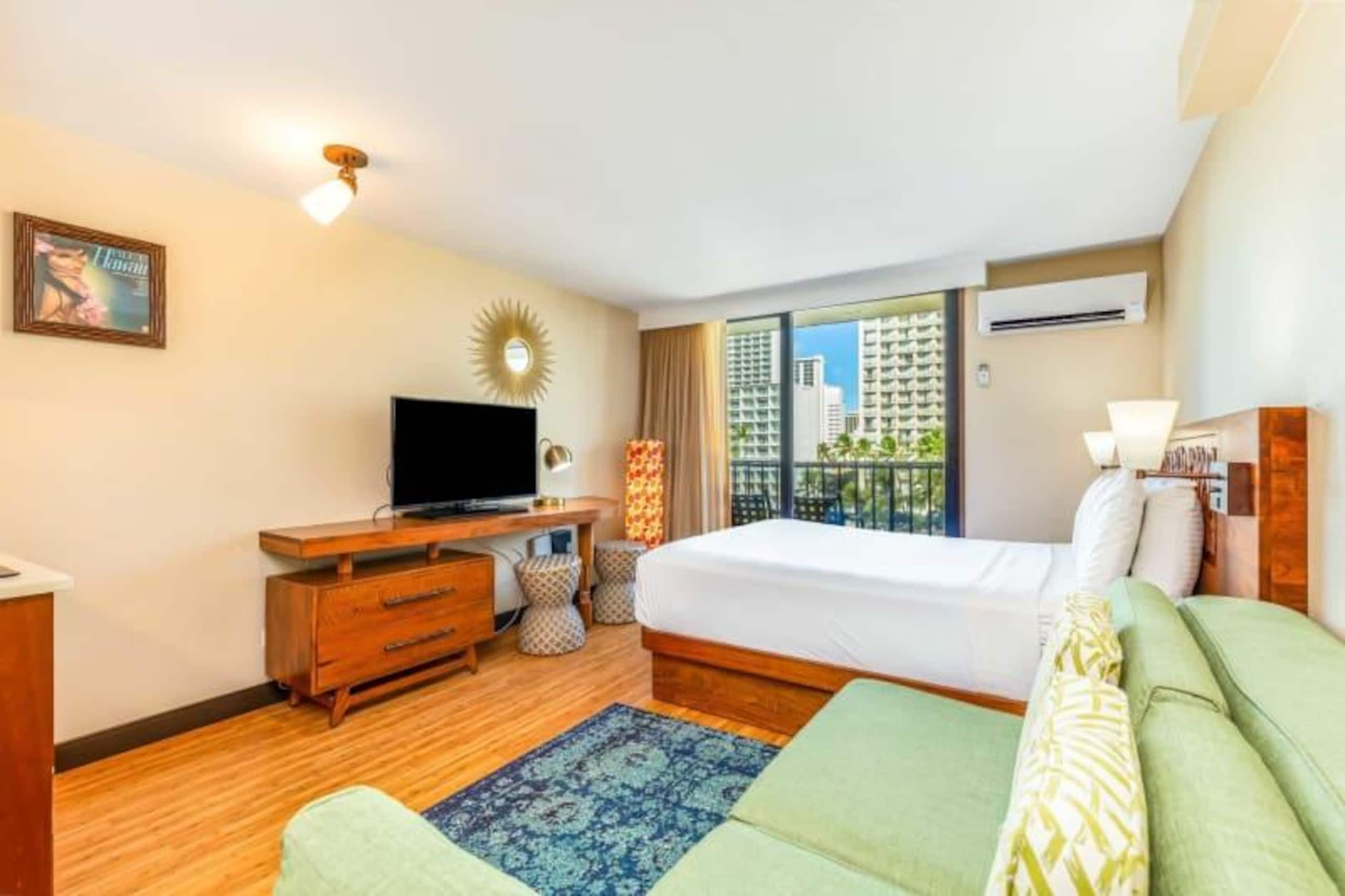 Condo in Honolulu · ★4.0 · Studio · 2 beds · 1 shared bath - Image 4