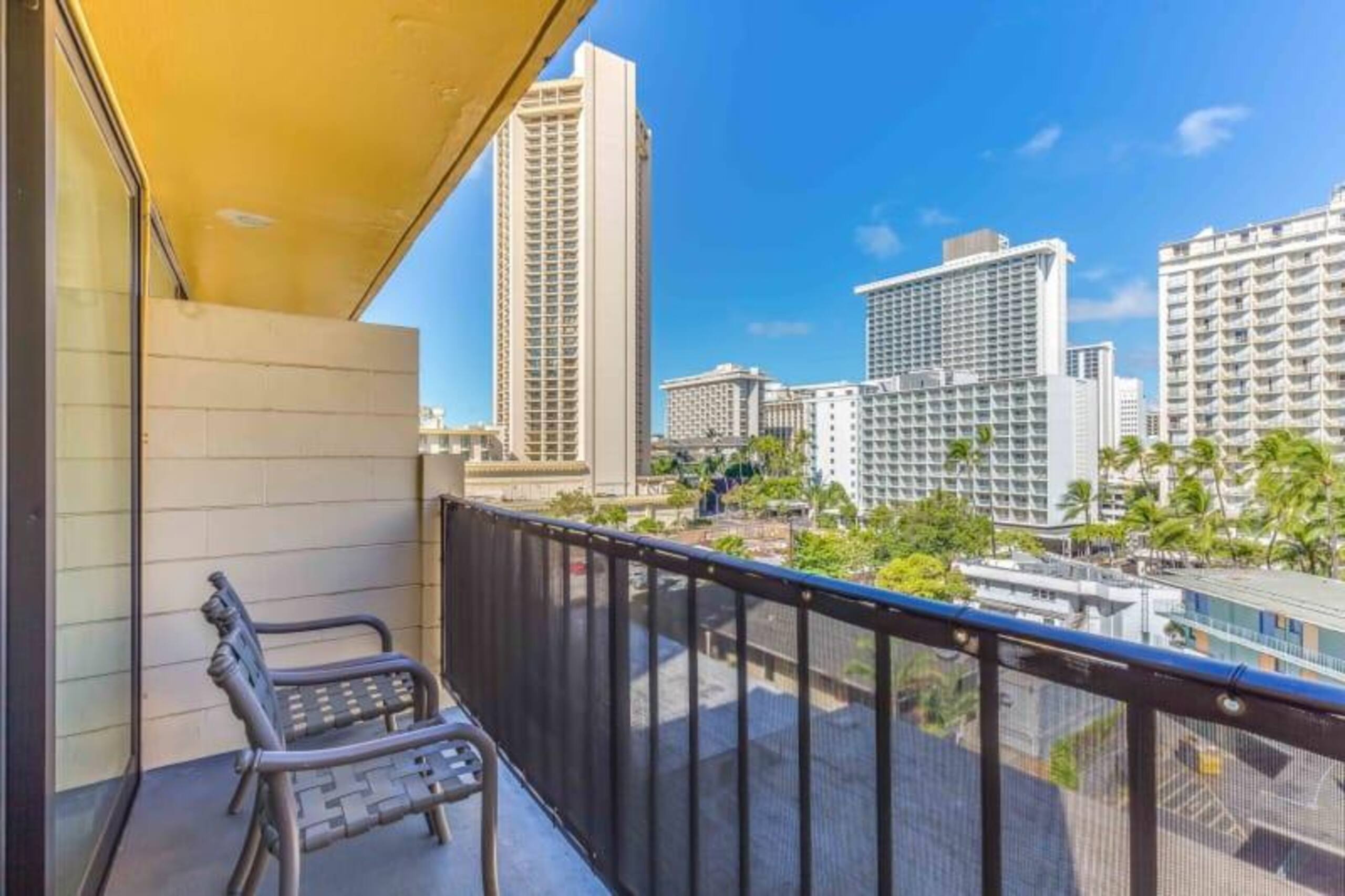Condo in Honolulu · ★4.0 · Studio · 2 beds · 1 shared bath - Image 12
