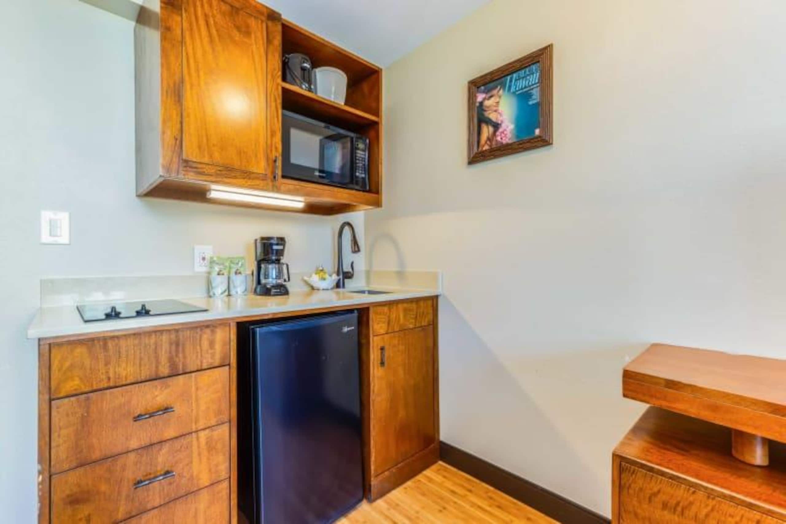 Condo in Honolulu · ★4.0 · Studio · 2 beds · 1 shared bath - Image 2