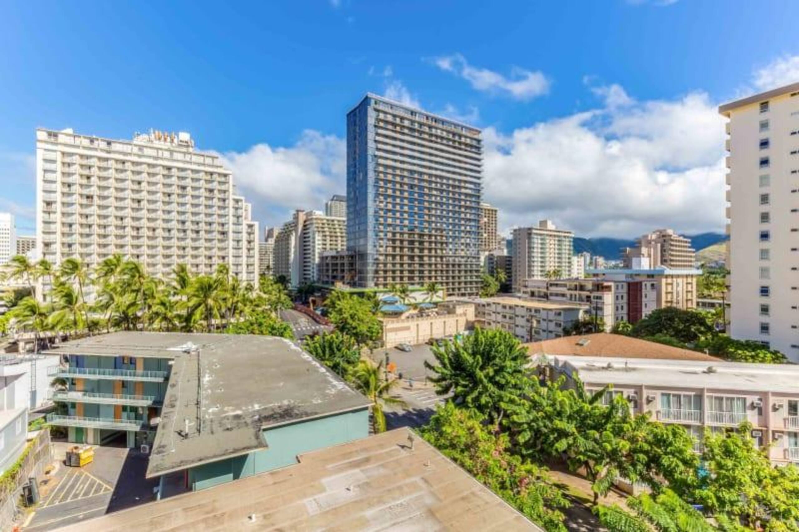 Condo in Honolulu · ★4.0 · Studio · 2 beds · 1 shared bath - Image 14
