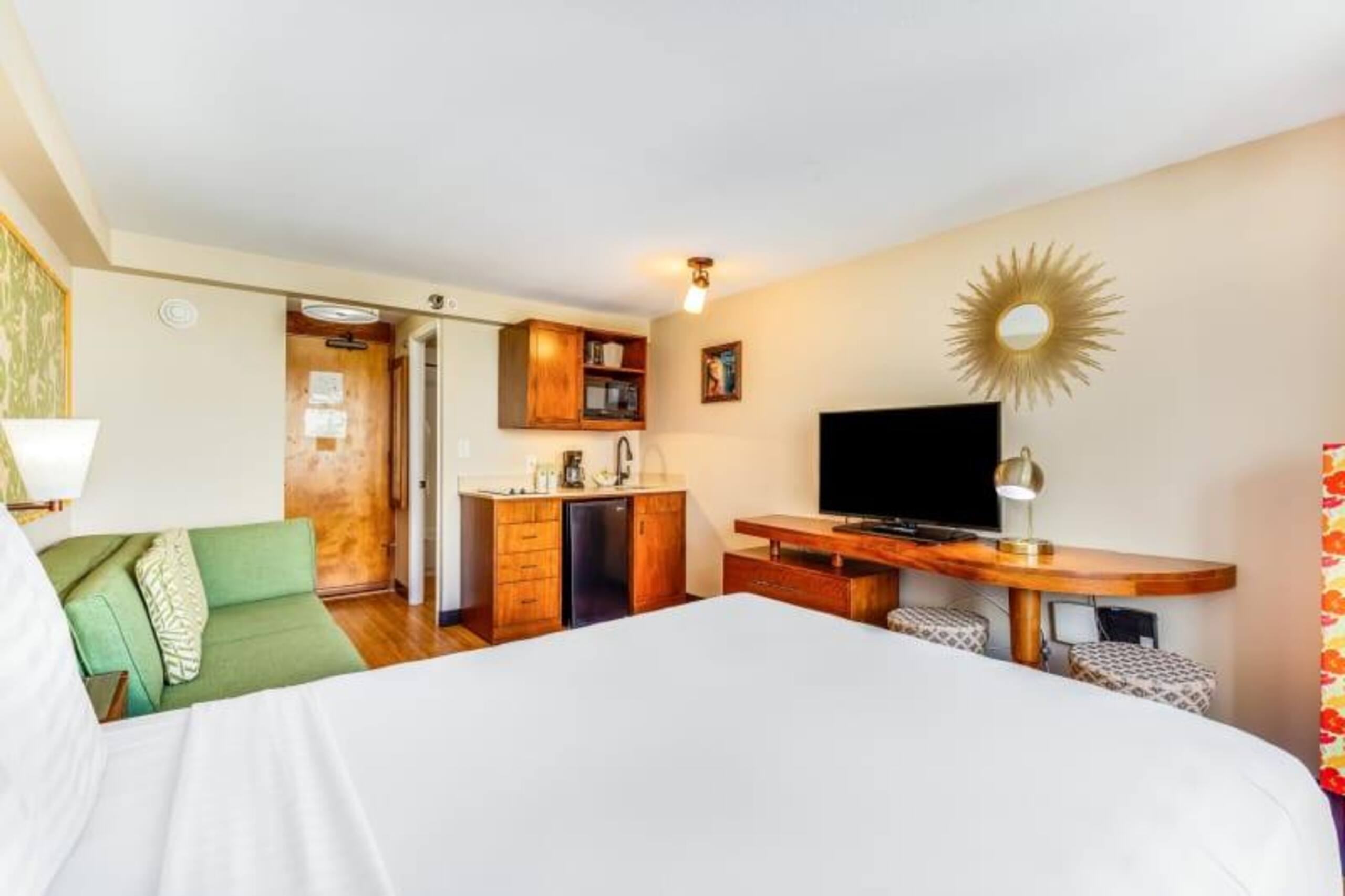 Condo in Honolulu · ★4.0 · Studio · 2 beds · 1 shared bath - Image 8