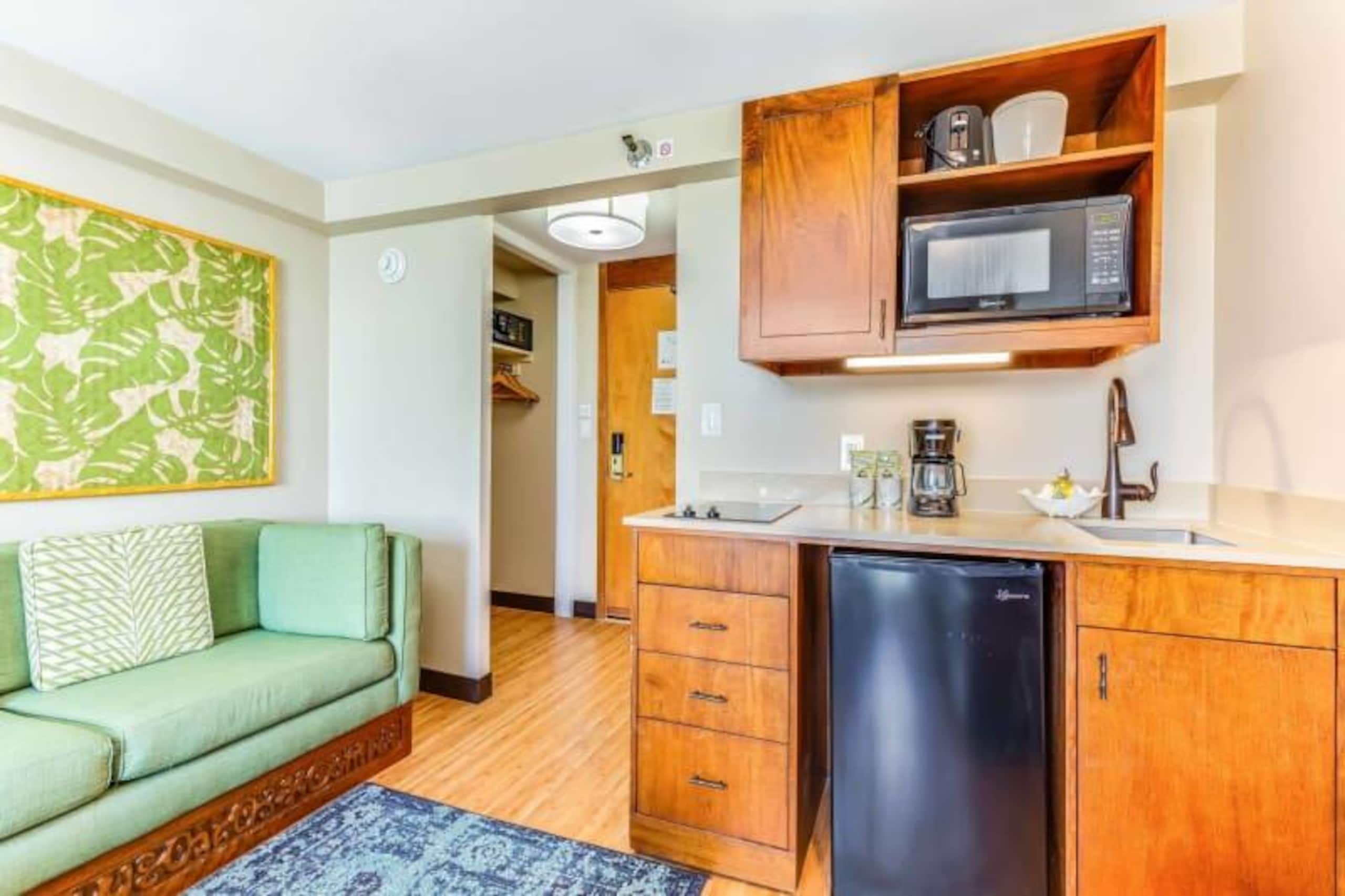 Condo in Honolulu · ★4.0 · Studio · 2 beds · 1 shared bath - Image 3