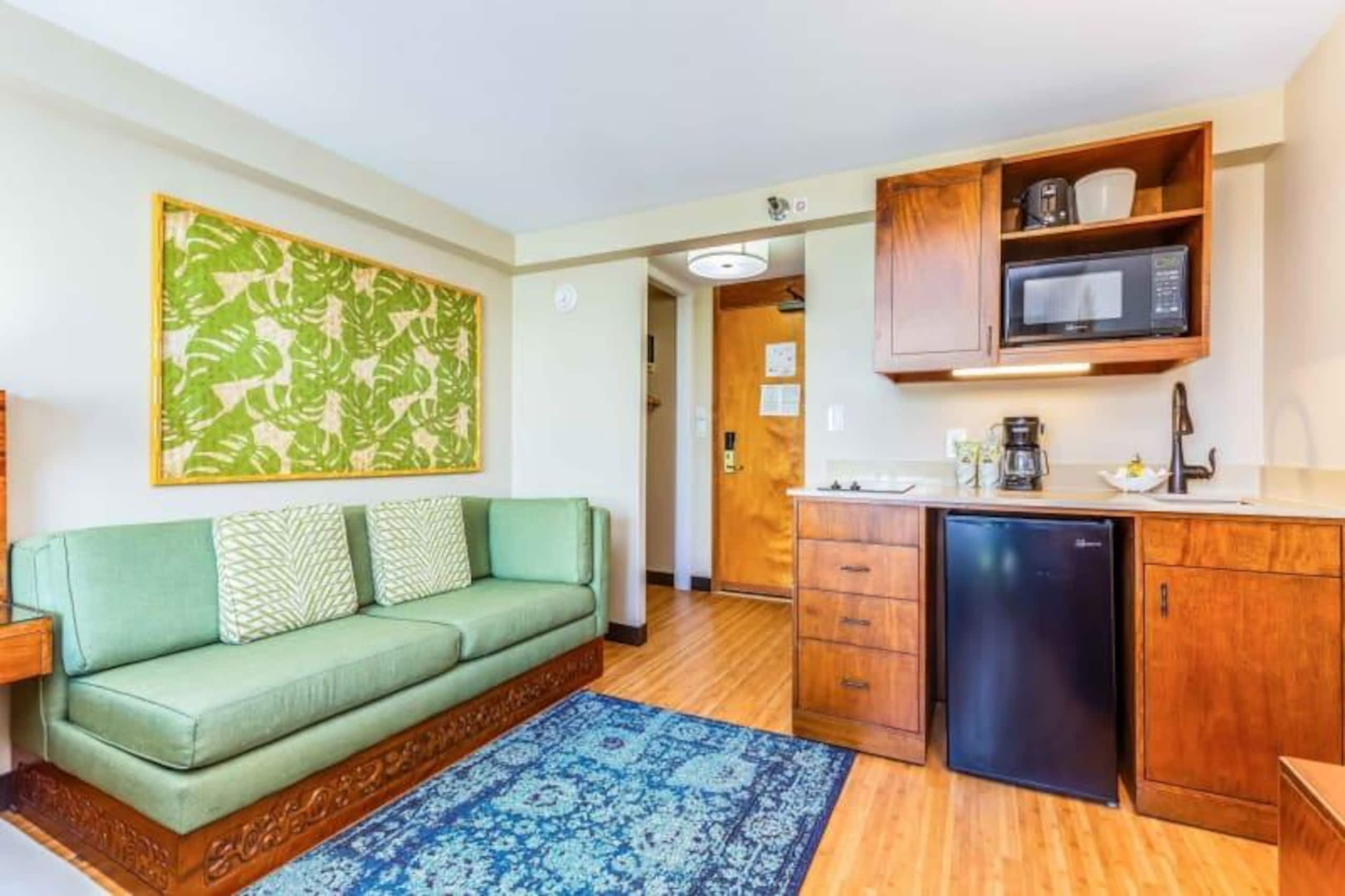 Condo in Honolulu · ★4.0 · Studio · 2 beds · 1 shared bath - Image 10
