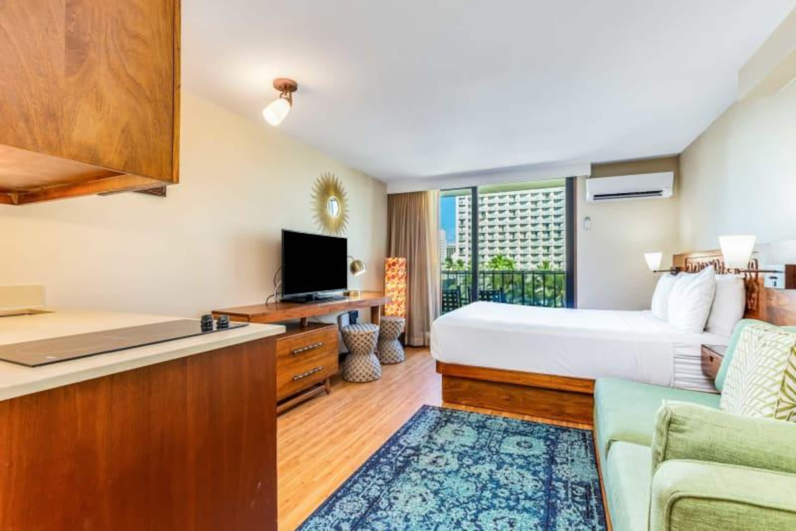 Condo in Honolulu · ★4.0 · Studio · 2 beds · 1 shared bath - Image 1