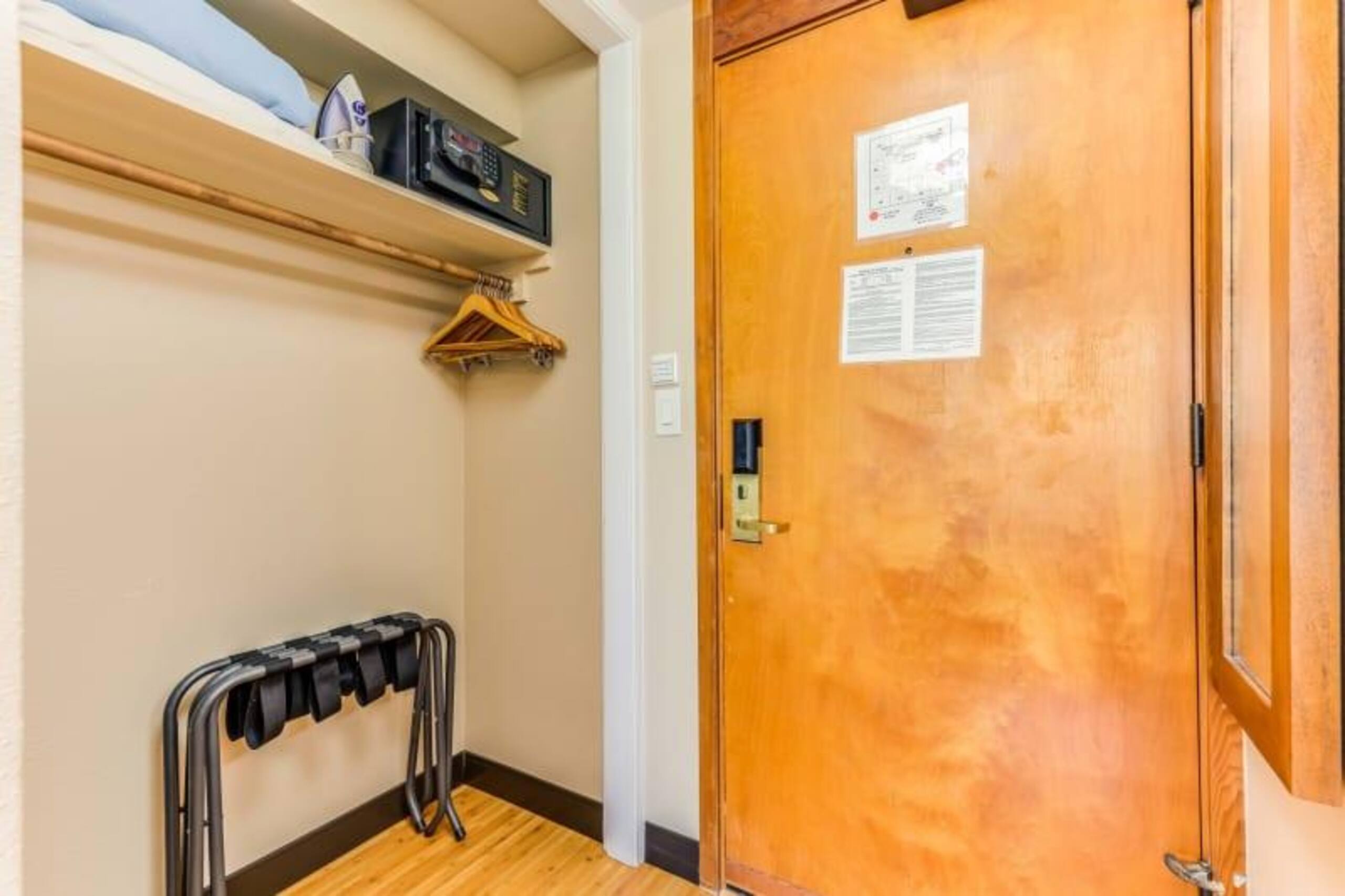 Condo in Honolulu · ★4.0 · Studio · 2 beds · 1 shared bath - Image 13
