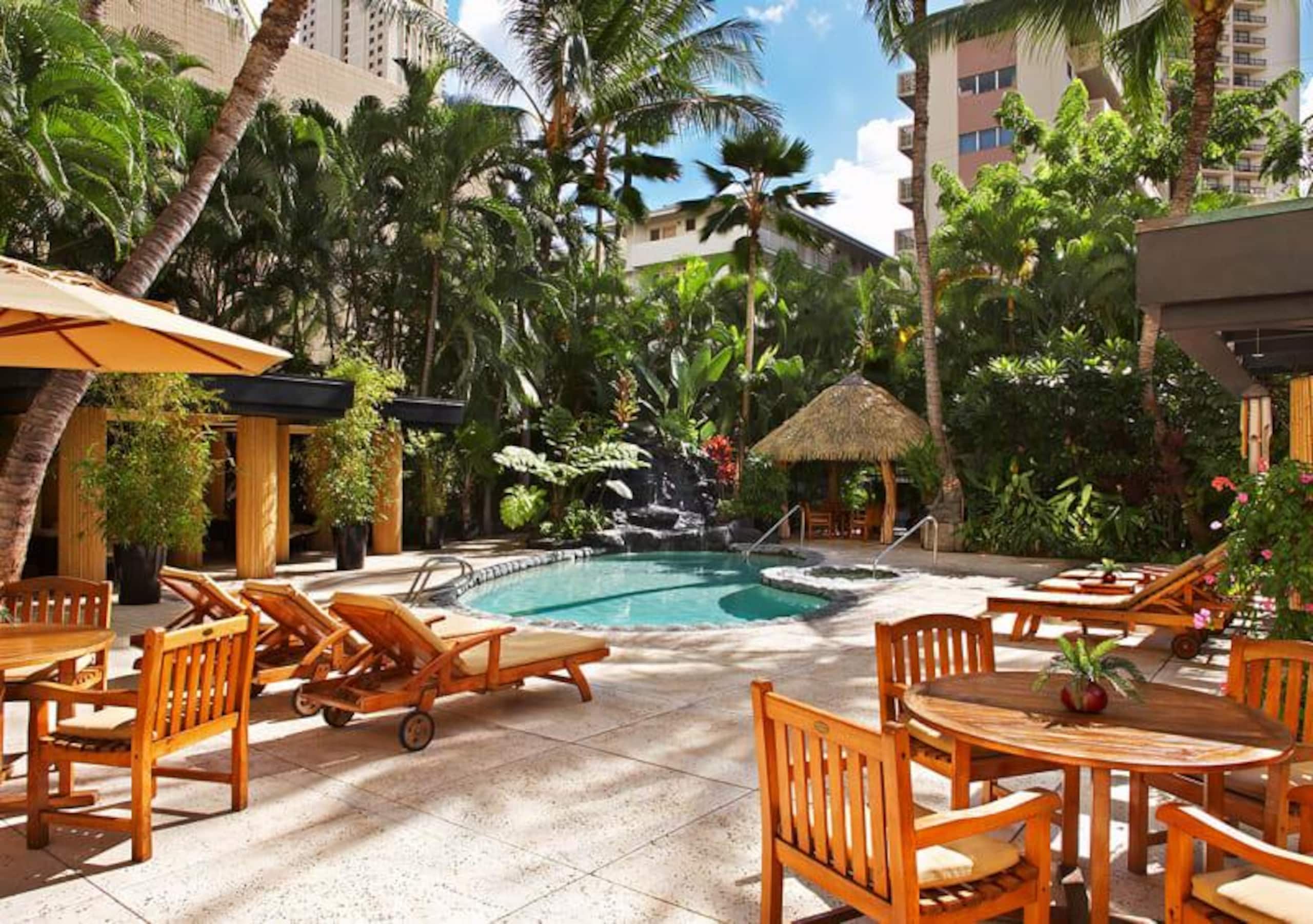 Condo in Honolulu · ★4.0 · Studio · 2 beds · 1 shared bath - Image 16