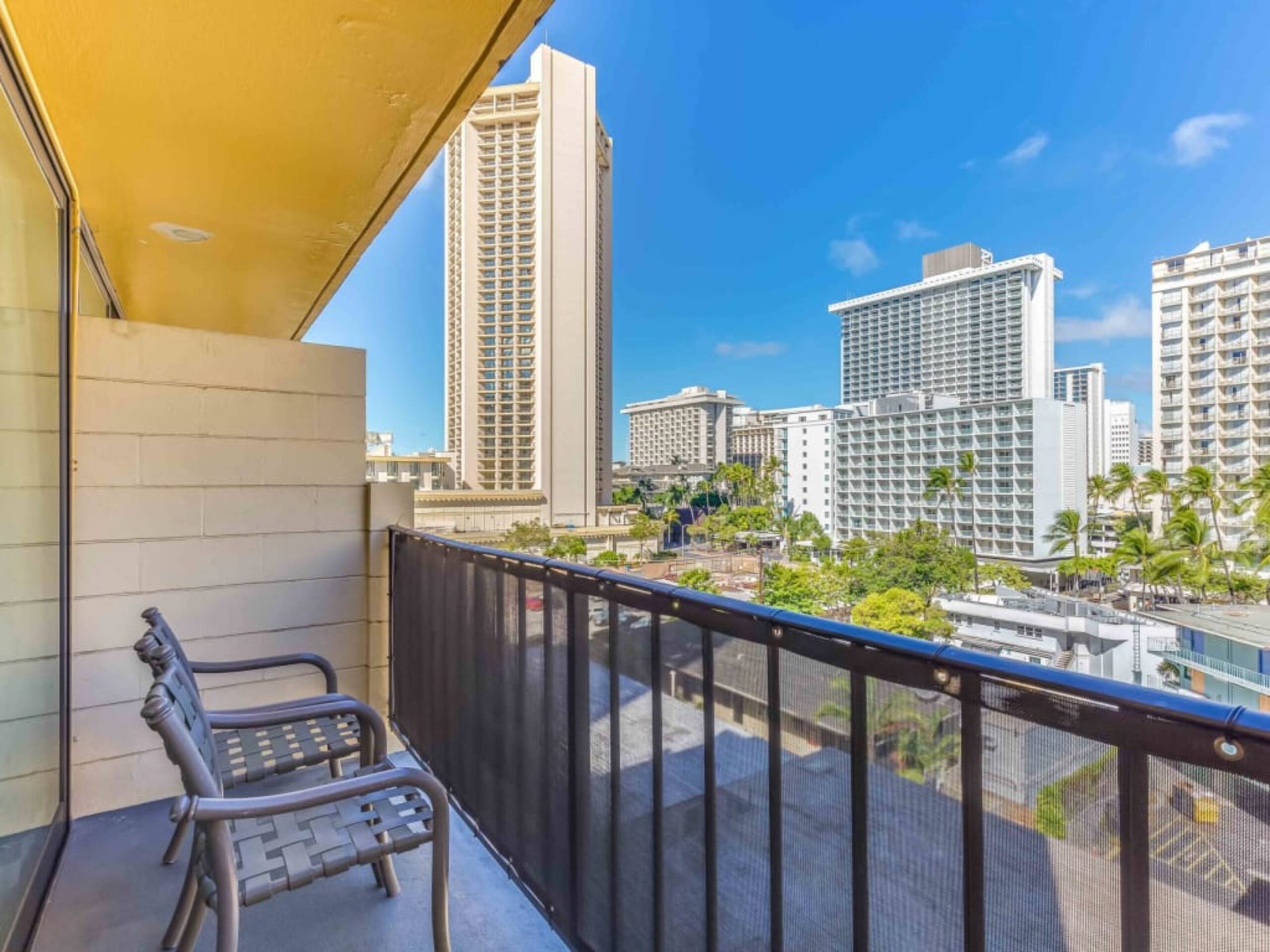 Condo in Honolulu · ★4.0 · Studio · 2 beds · 1 shared bath - Image 29