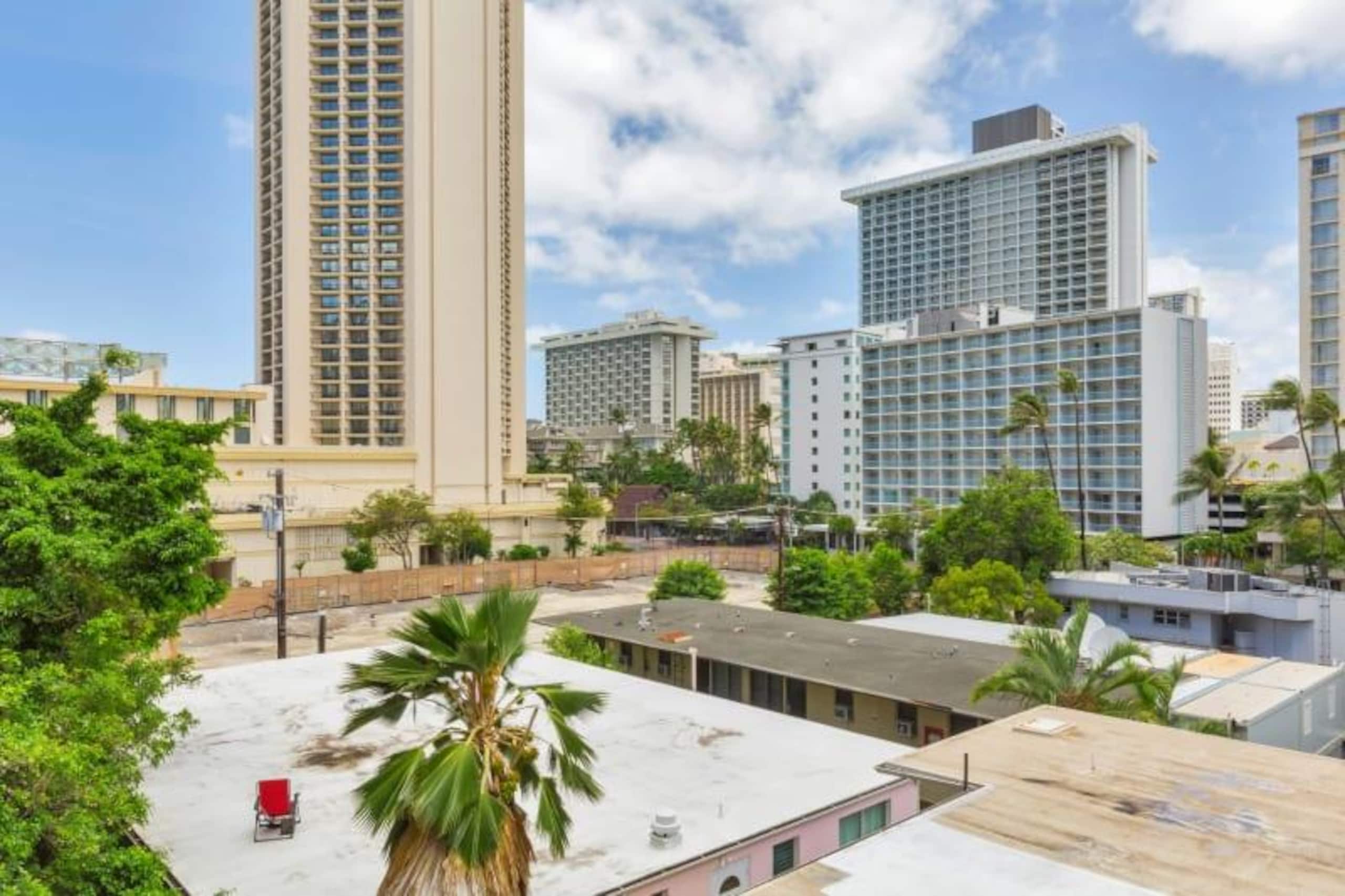 Condo in Honolulu · ★4.21 · Studio · 2 beds · 1 shared bath - Image 10