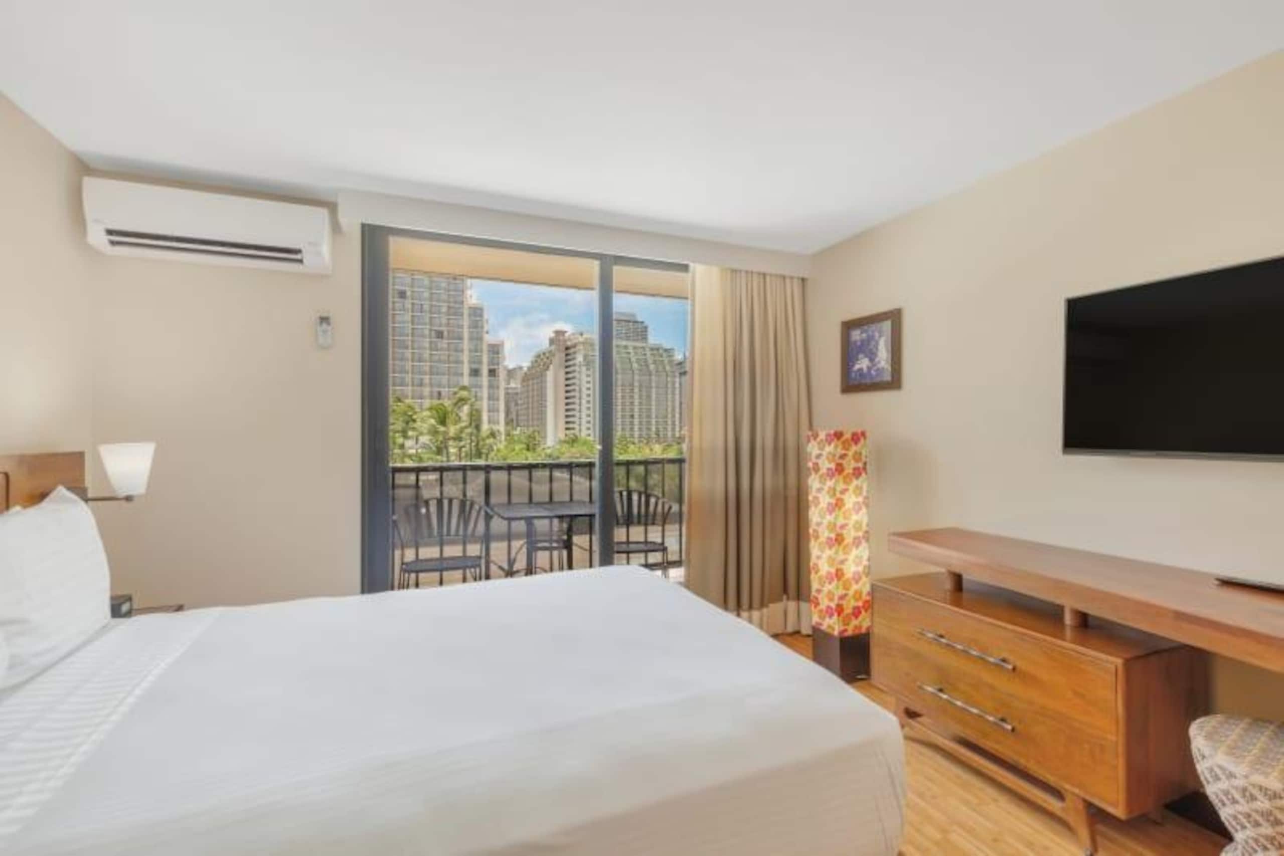 Condo in Honolulu · ★4.21 · Studio · 2 beds · 1 shared bath - Image 2