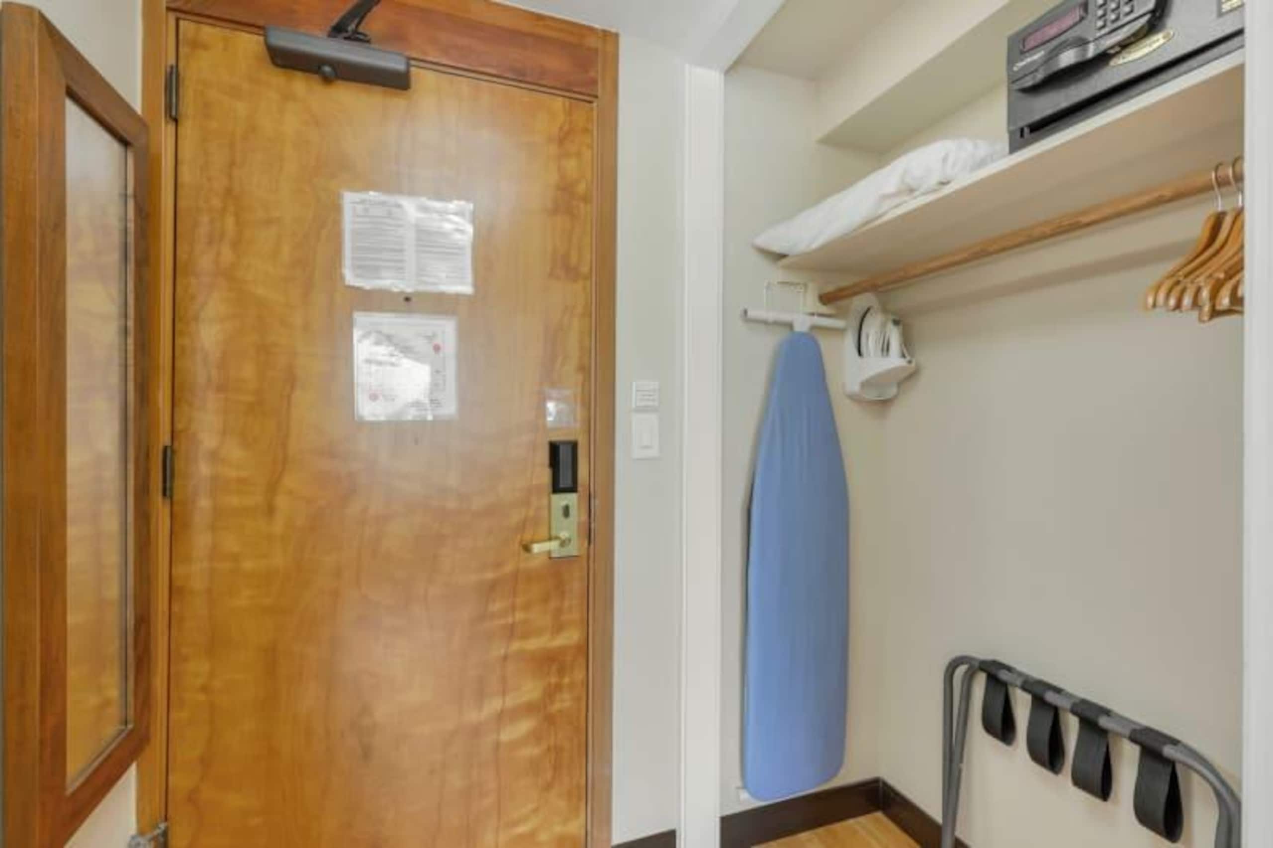 Condo in Honolulu · ★4.21 · Studio · 2 beds · 1 shared bath - Image 9