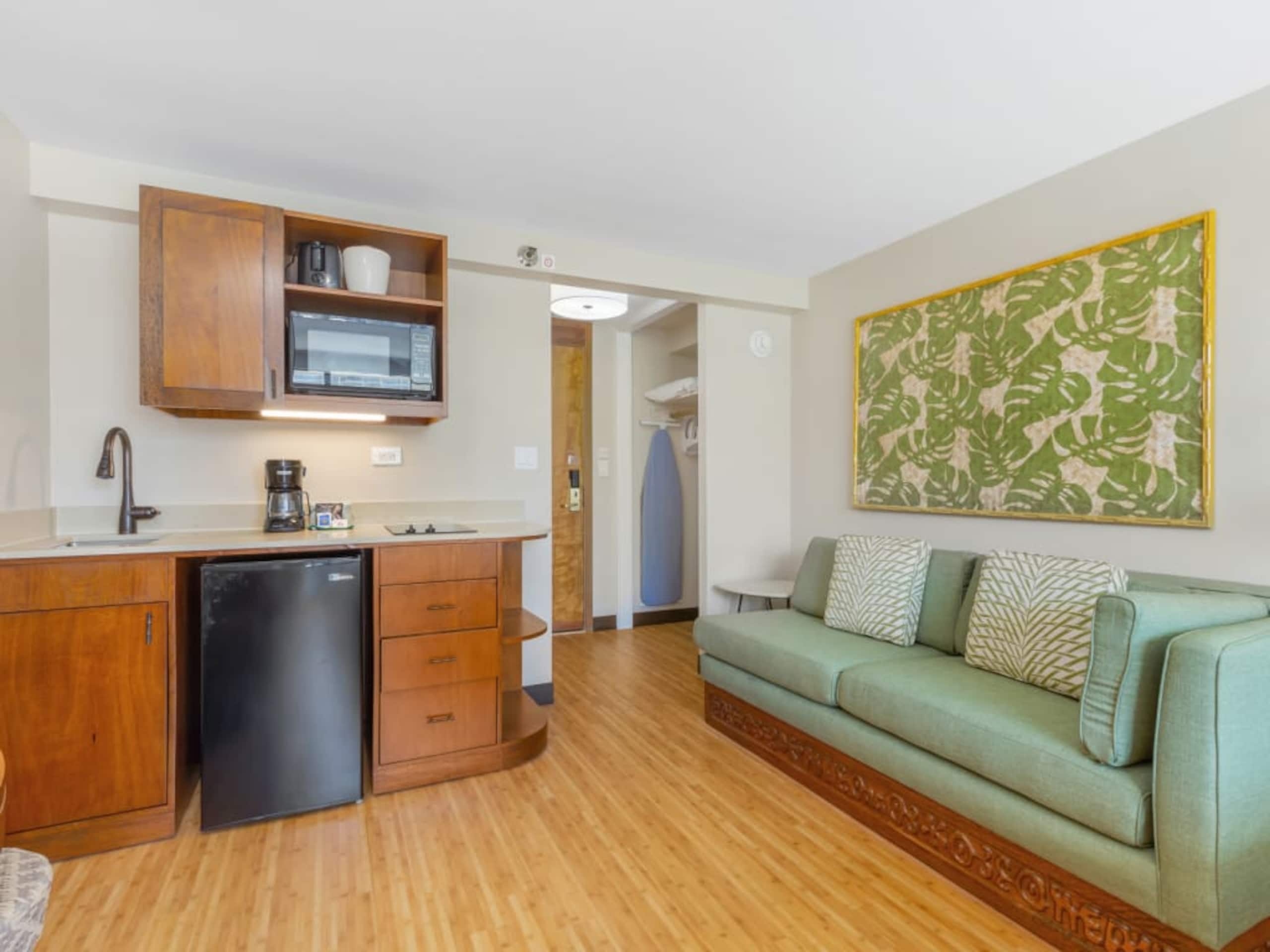 Condo in Honolulu · ★4.21 · Studio · 2 beds · 1 shared bath - Image 25