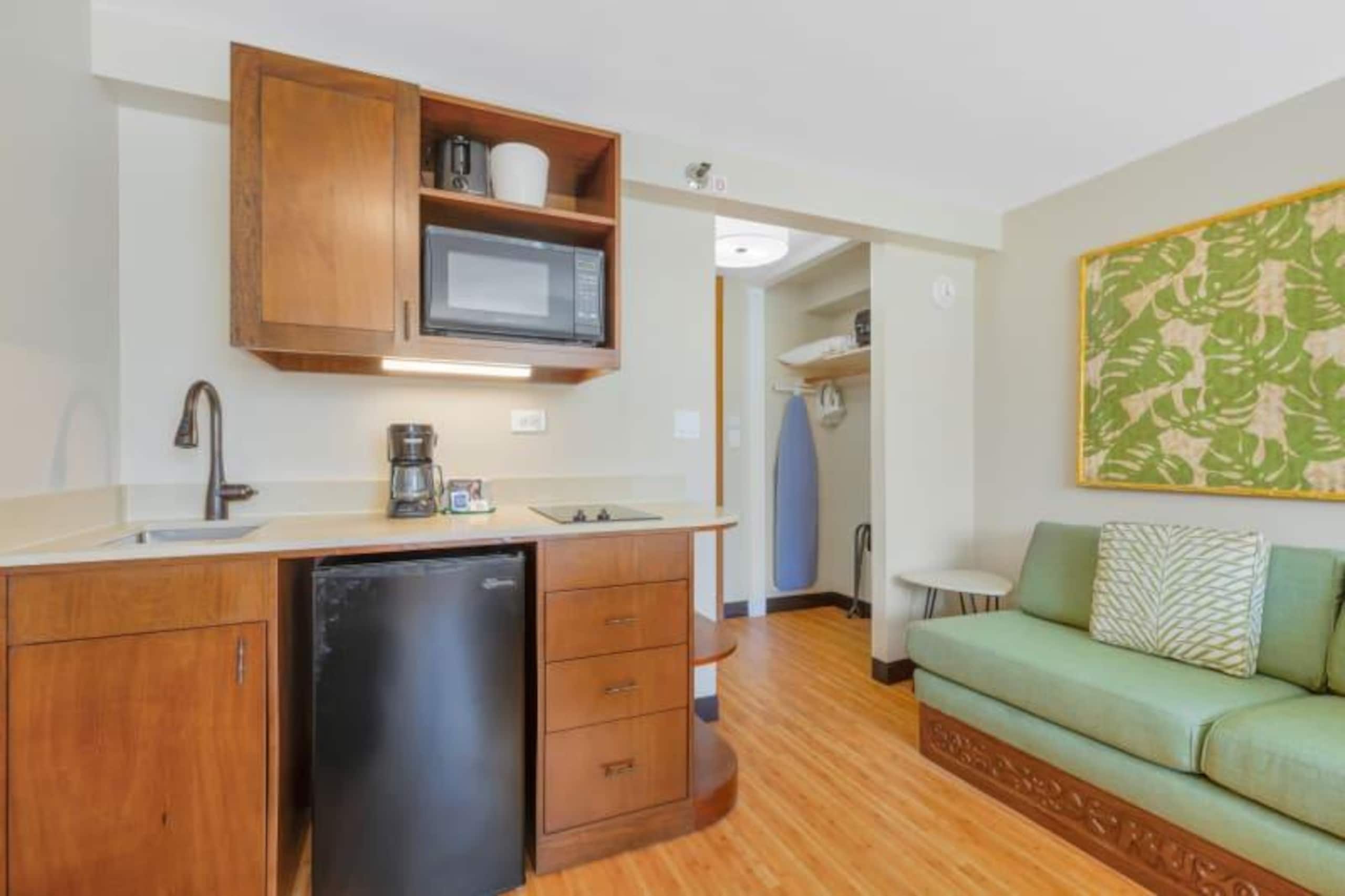 Condo in Honolulu · ★4.21 · Studio · 2 beds · 1 shared bath - Image 8