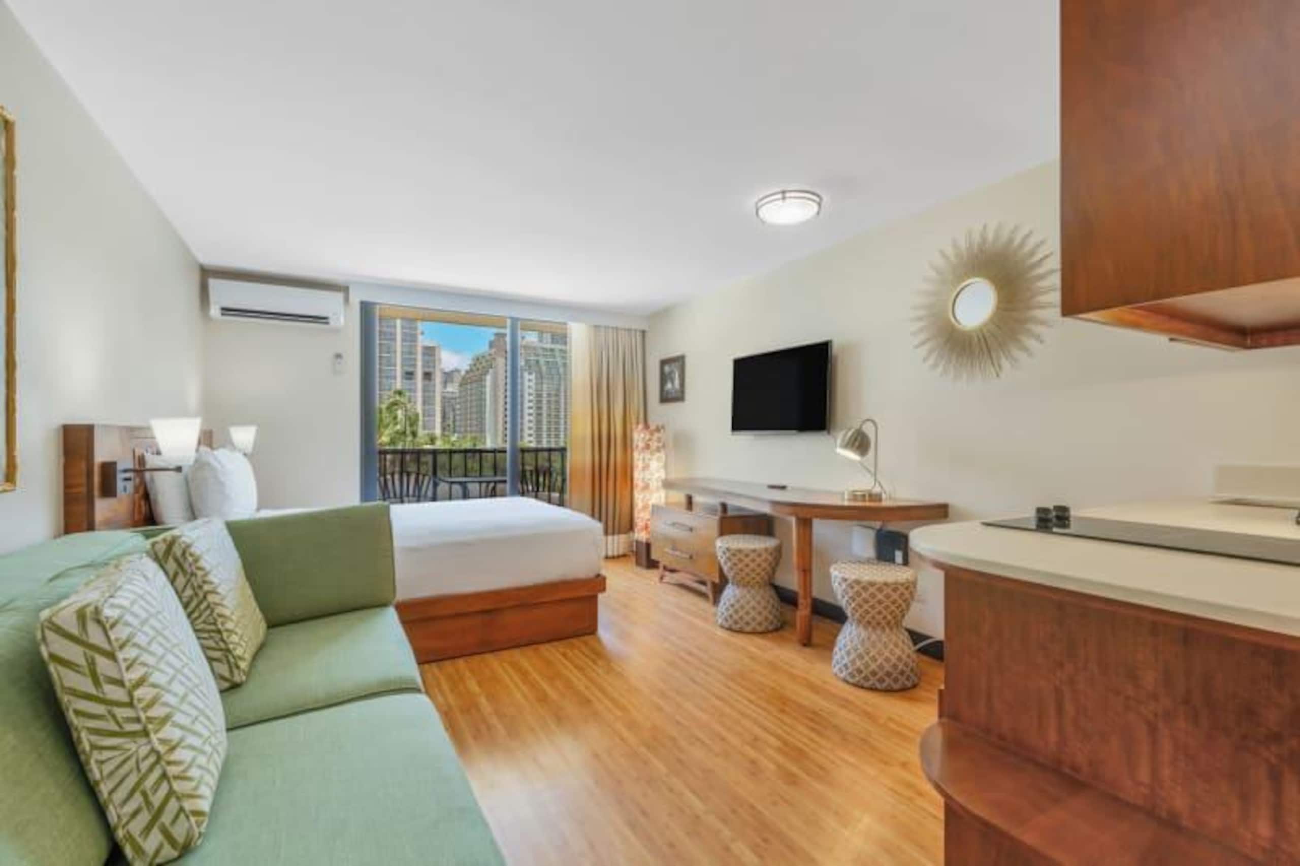 Condo in Honolulu · ★4.21 · Studio · 2 beds · 1 shared bath - Image 3