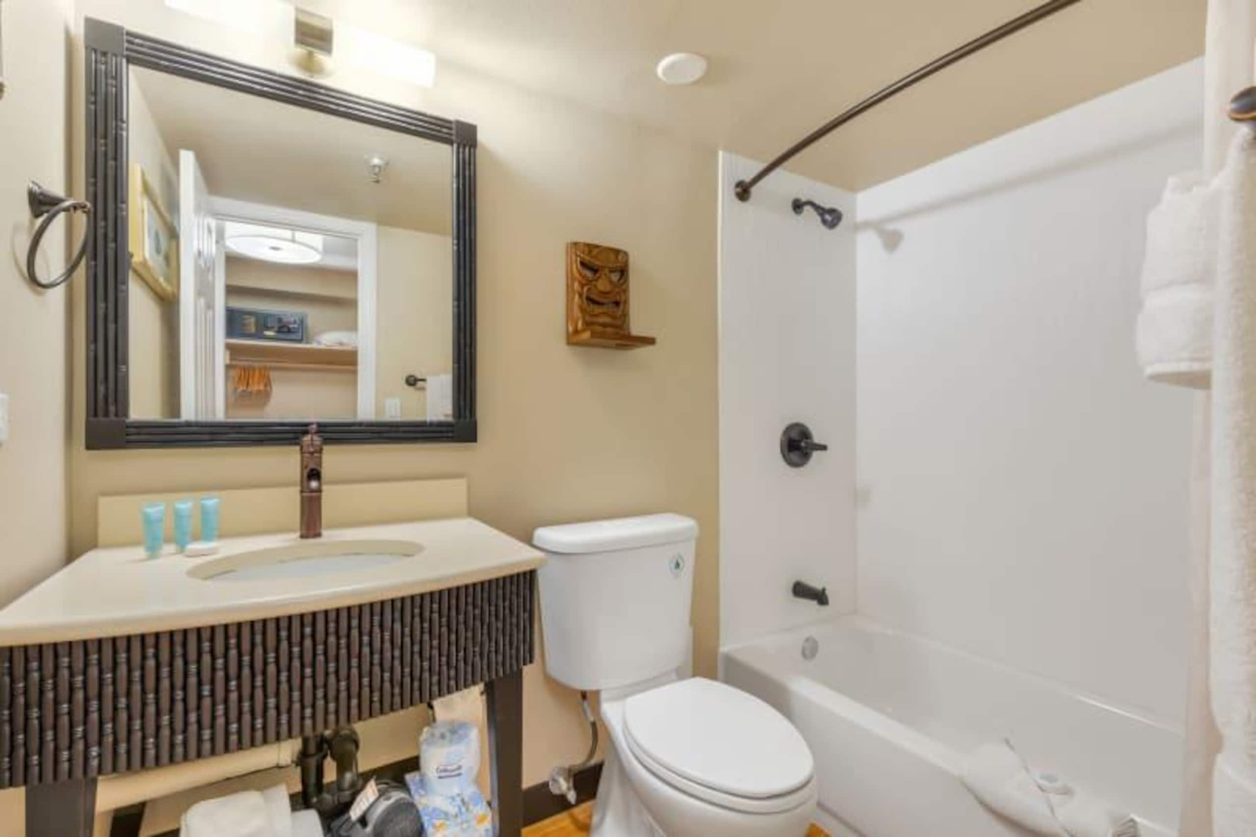 Condo in Honolulu · ★4.21 · Studio · 2 beds · 1 shared bath - Image 5