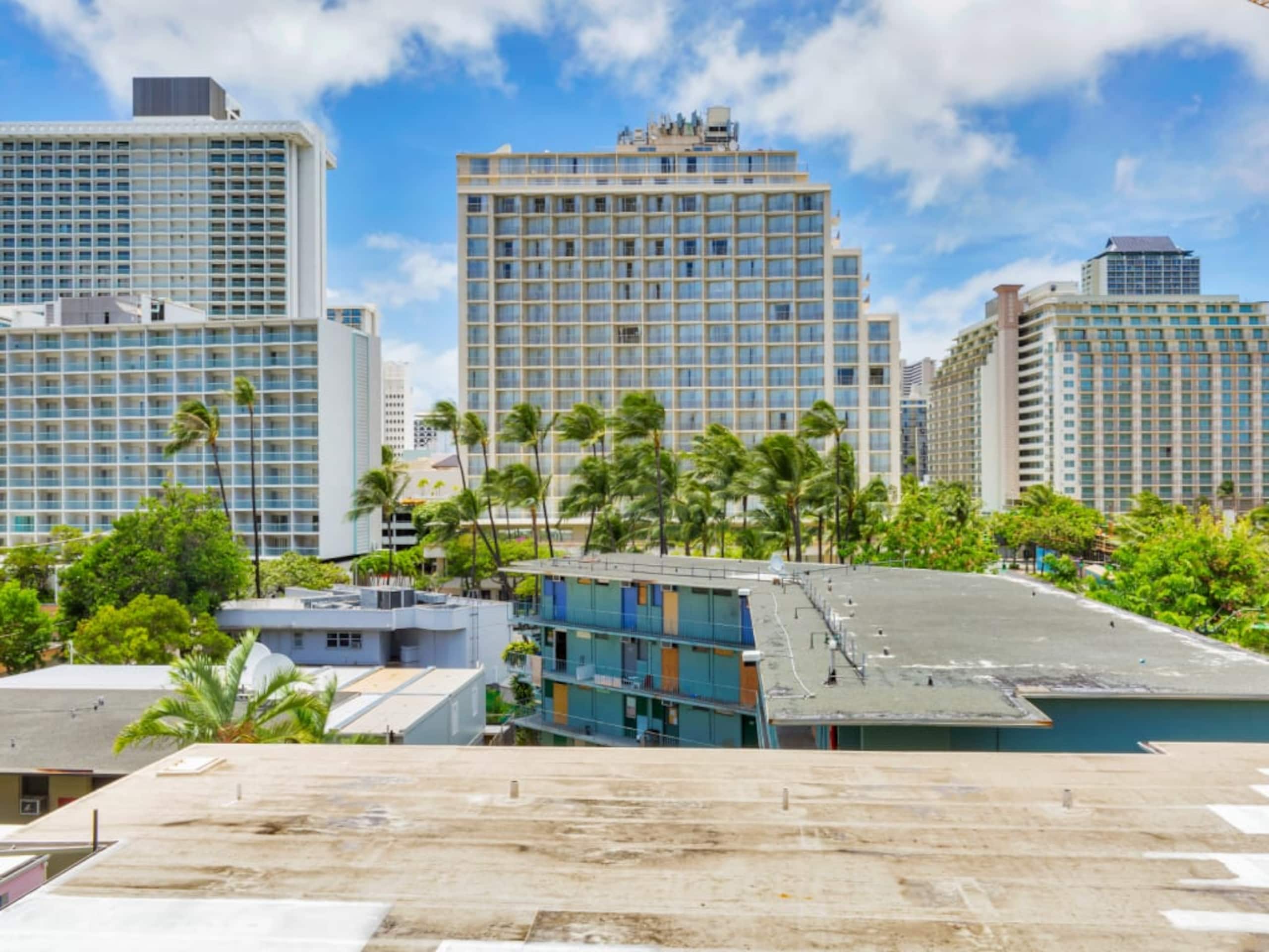 Condo in Honolulu · ★4.21 · Studio · 2 beds · 1 shared bath - Image 30
