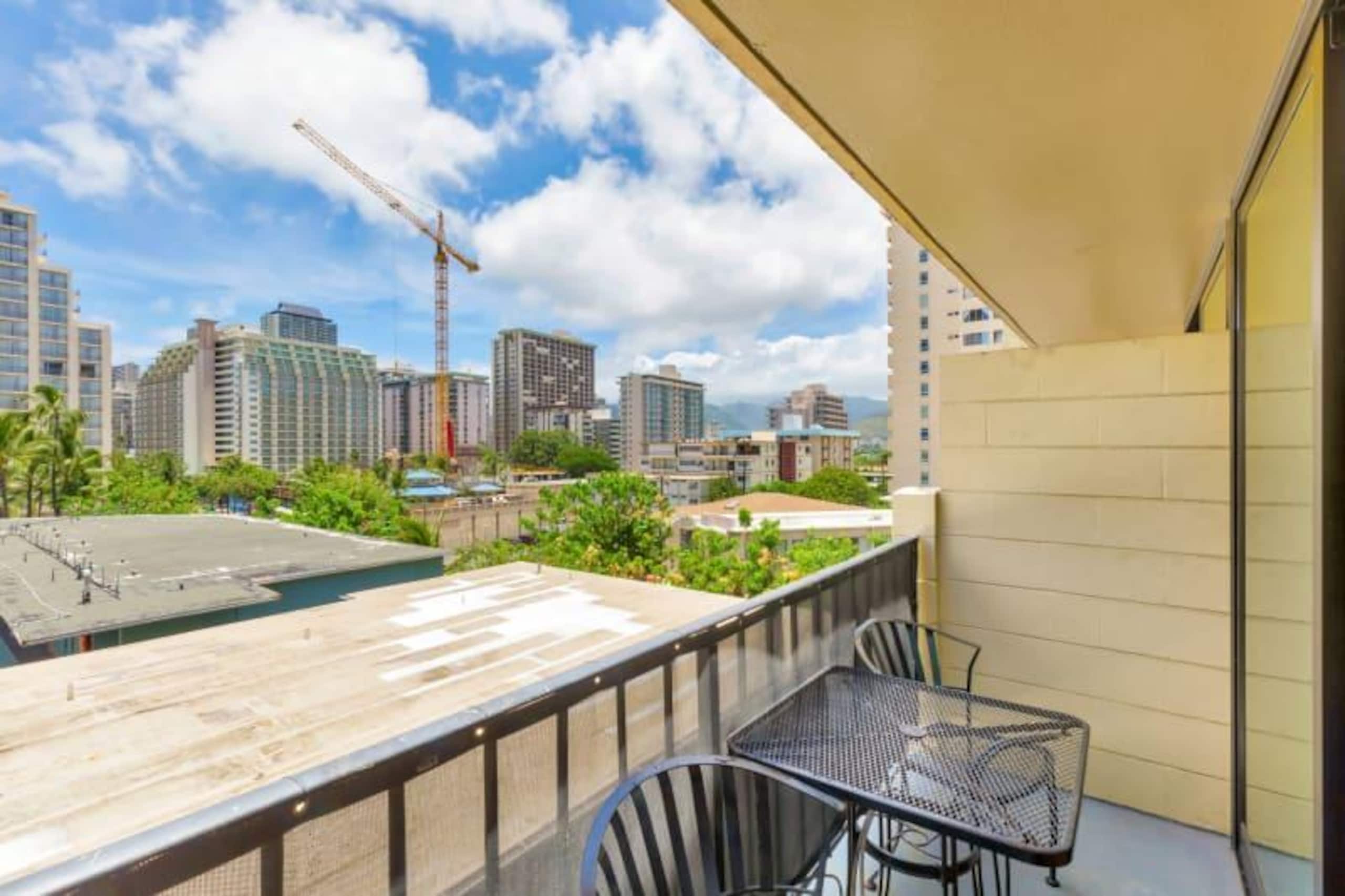 Condo in Honolulu · ★4.21 · Studio · 2 beds · 1 shared bath - Image 4
