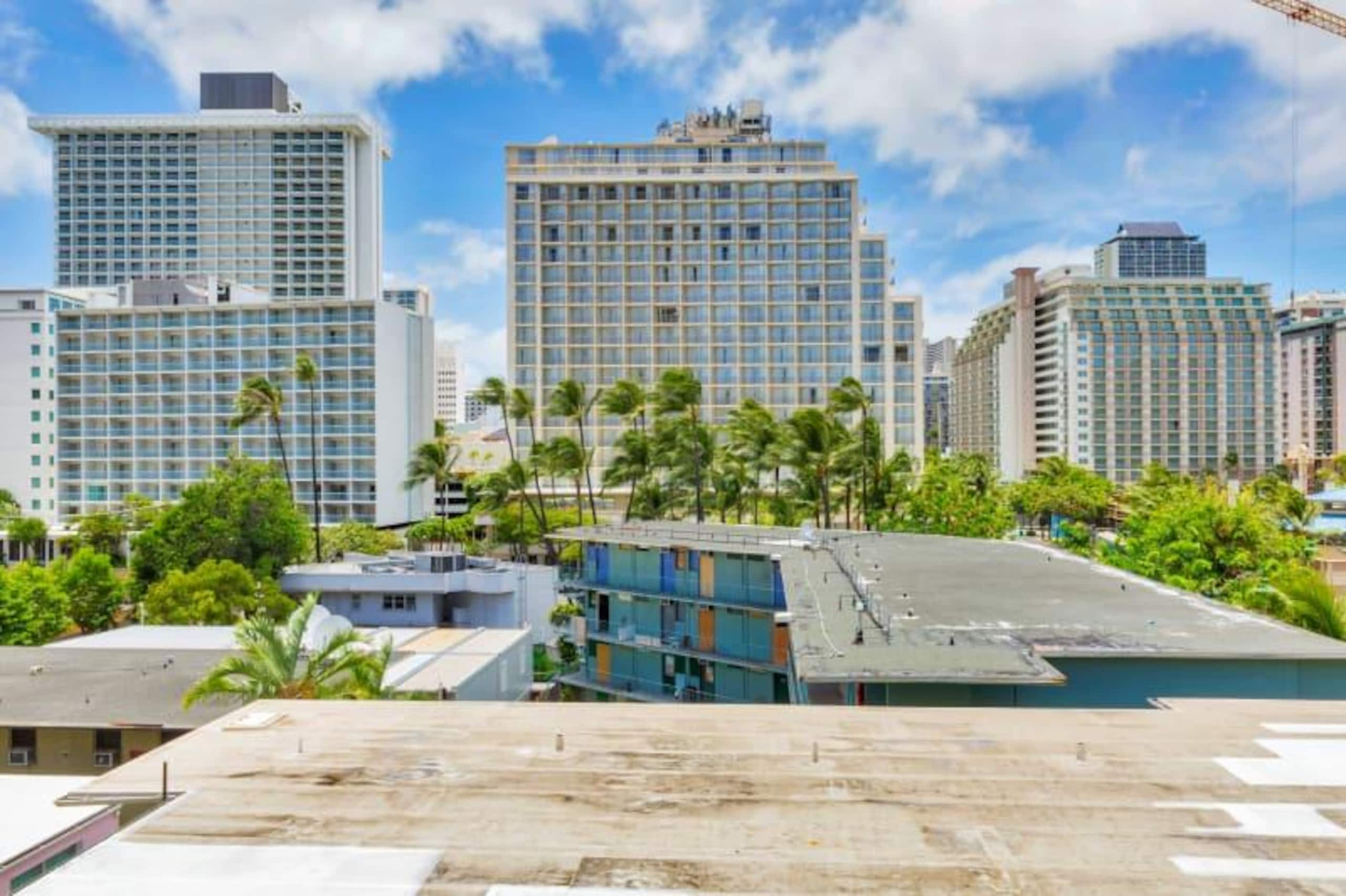 Condo in Honolulu · ★4.21 · Studio · 2 beds · 1 shared bath - Image 11