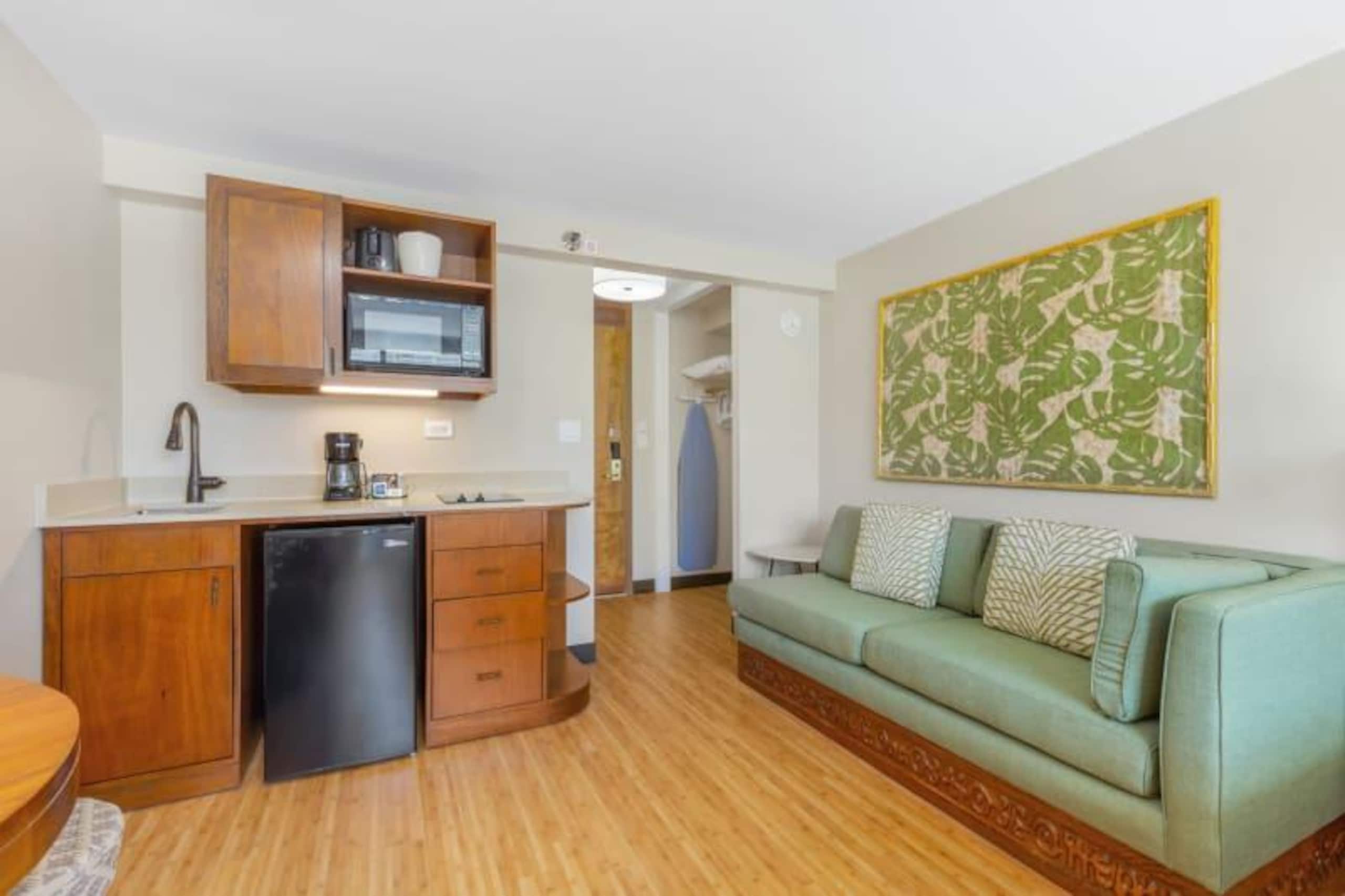 Condo in Honolulu · ★4.21 · Studio · 2 beds · 1 shared bath - Image 6