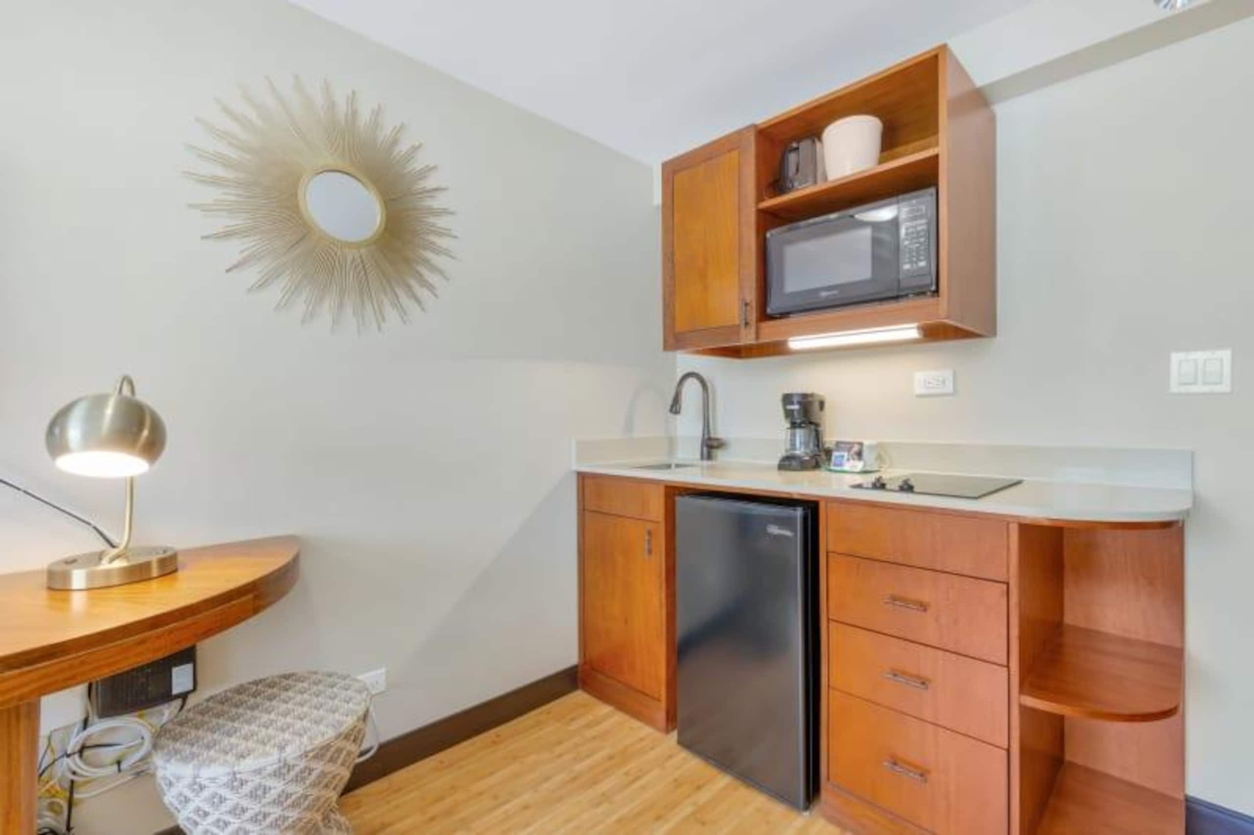 Condo in Honolulu · ★4.21 · Studio · 2 beds · 1 shared bath - Image 7