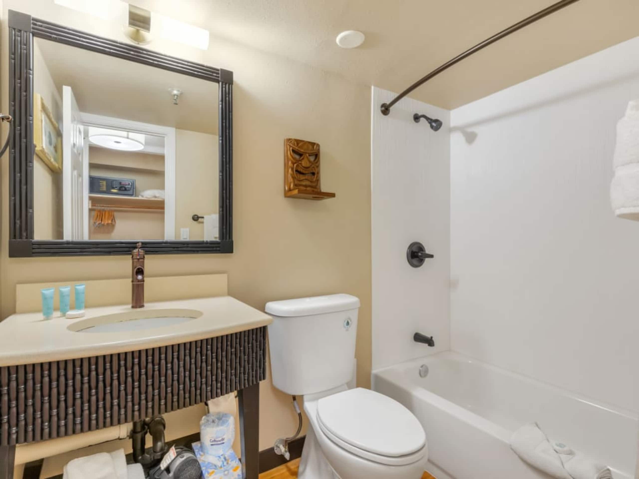 Condo in Honolulu · ★4.21 · Studio · 2 beds · 1 shared bath - Image 24