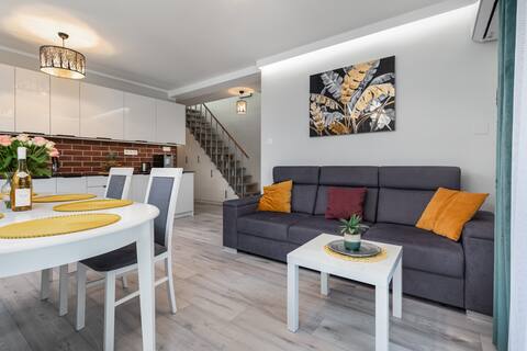 Holiday 9B | A/C | Two-Storey | Parking