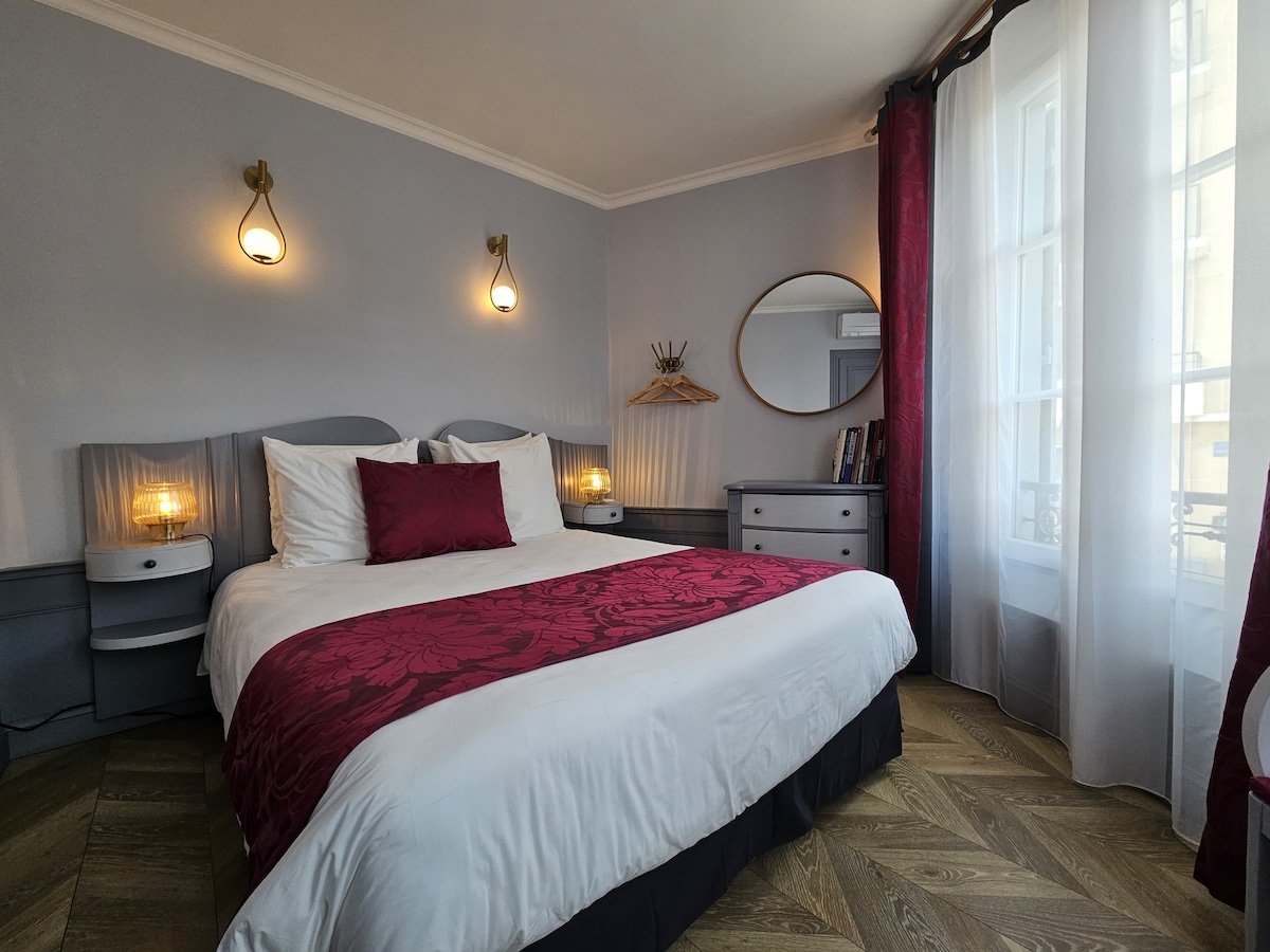 ภาพรวมห้องนอนสีเทา