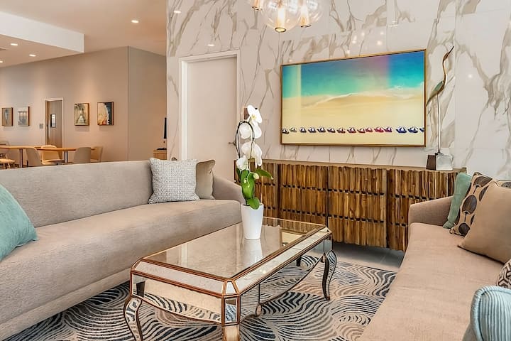Beach Getaway! Stylish Unit, Steps To Beach, Pool, Valet Parking - Fort Lauderdale, FL