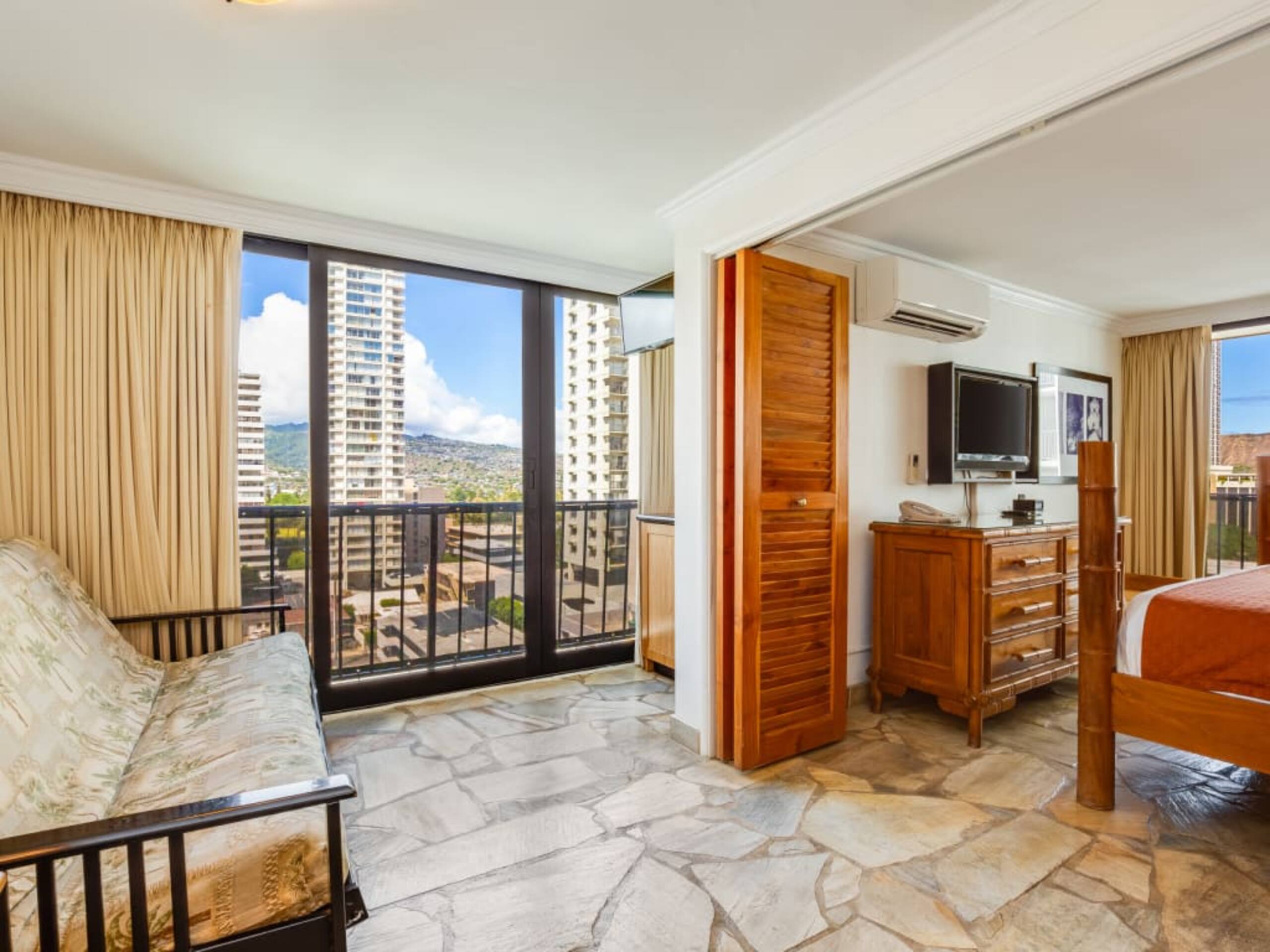 Condo in Honolulu · ★4.33 · 1 bedroom · 2 beds · 1 private bath - Image 4