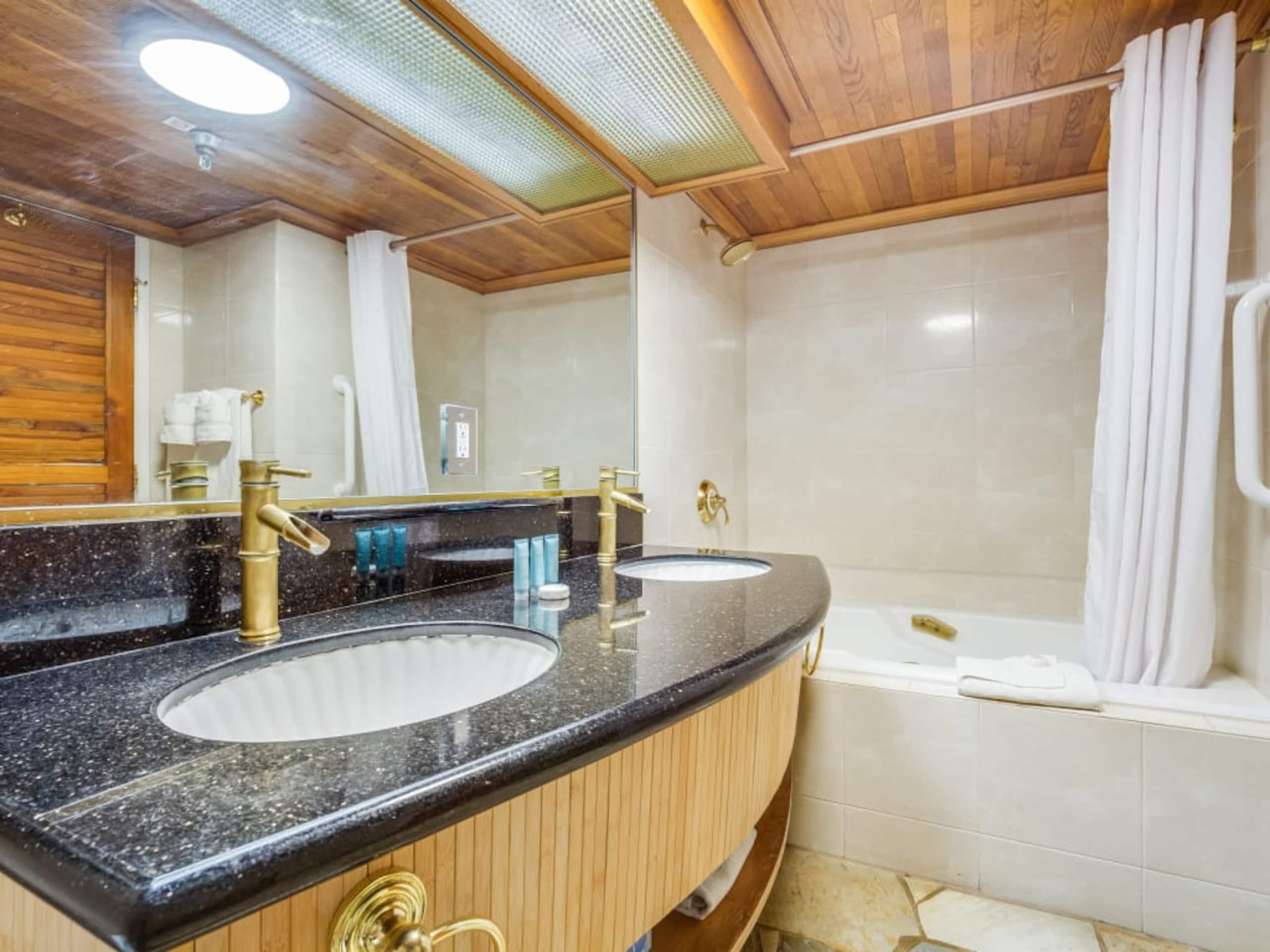 Condo in Honolulu · ★4.33 · 1 bedroom · 2 beds · 1 private bath - Image 9