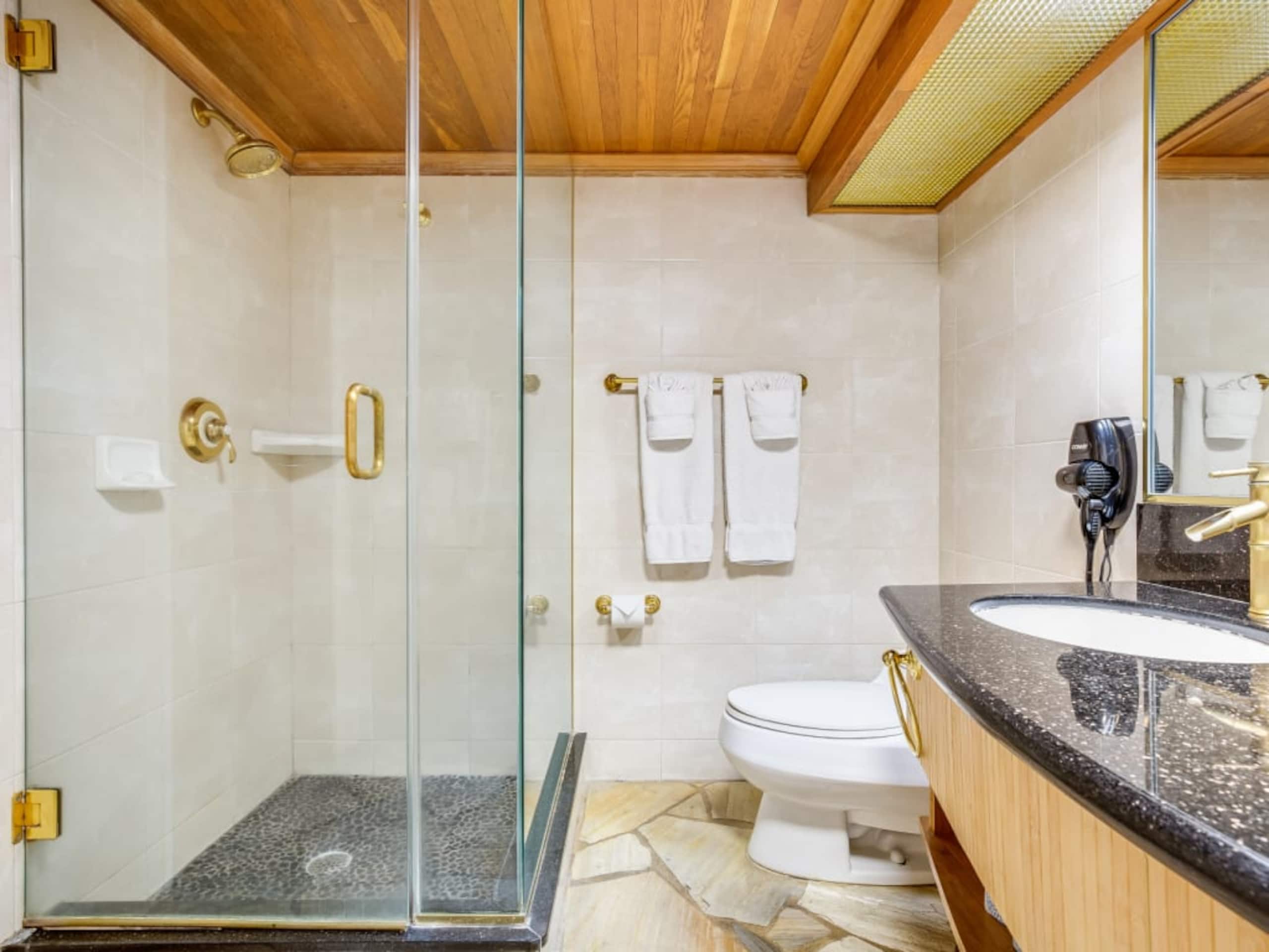 Condo in Honolulu · ★4.33 · 1 bedroom · 2 beds · 1 private bath - Image 10