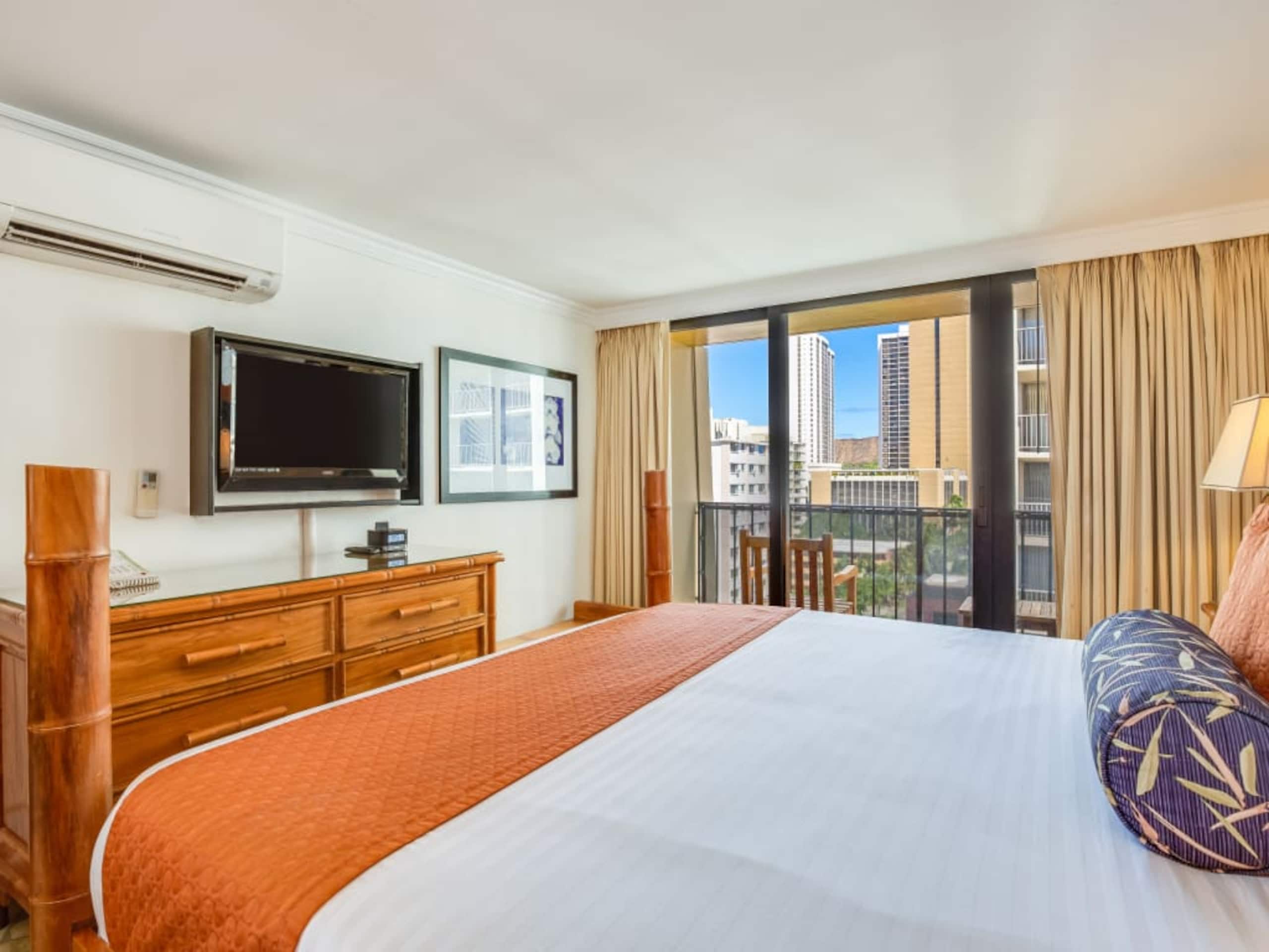 Condo in Honolulu · ★4.33 · 1 bedroom · 2 beds · 1 private bath - Image 2
