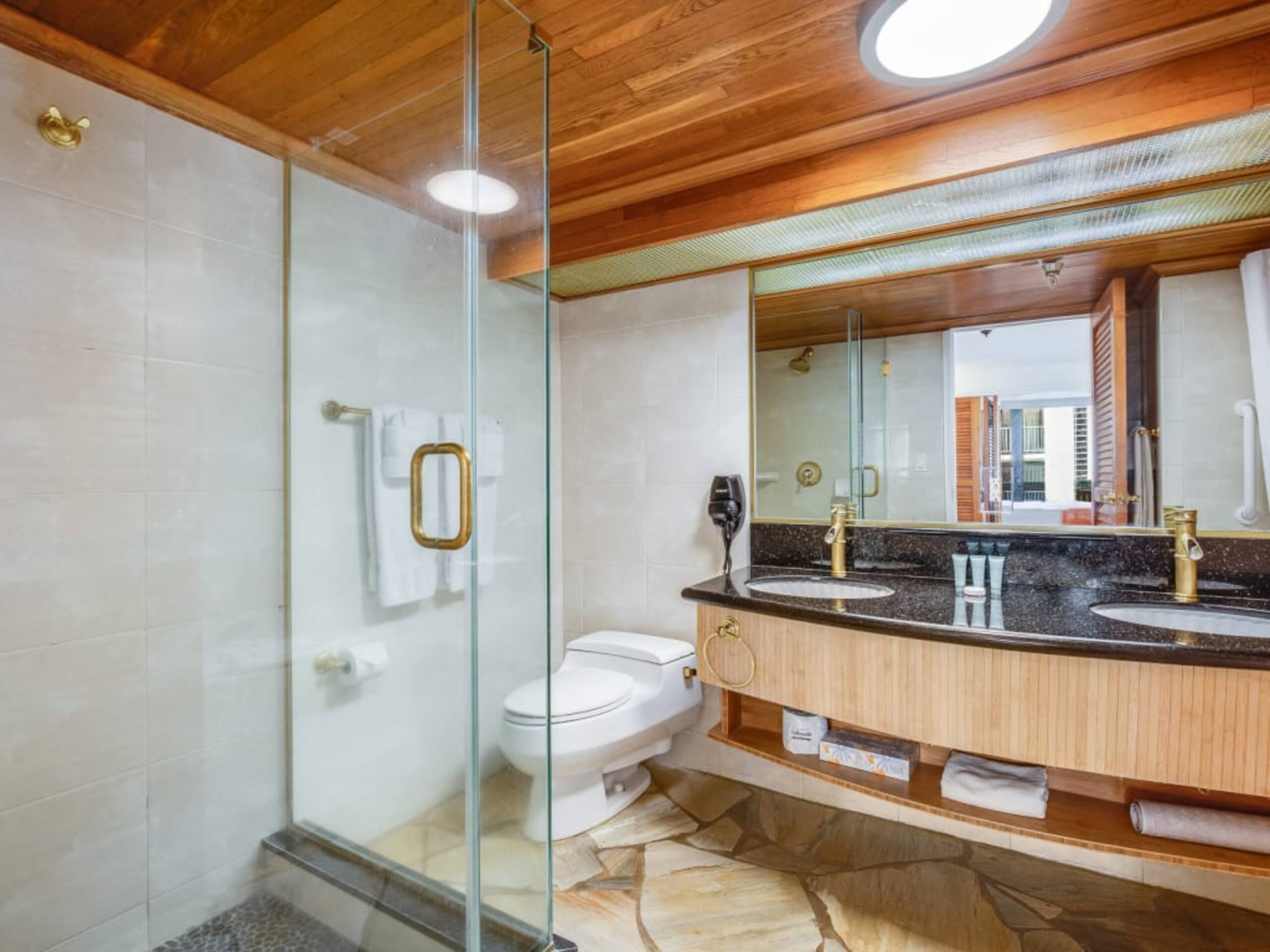 Condo in Honolulu · ★4.33 · 1 bedroom · 2 beds · 1 private bath - Image 11