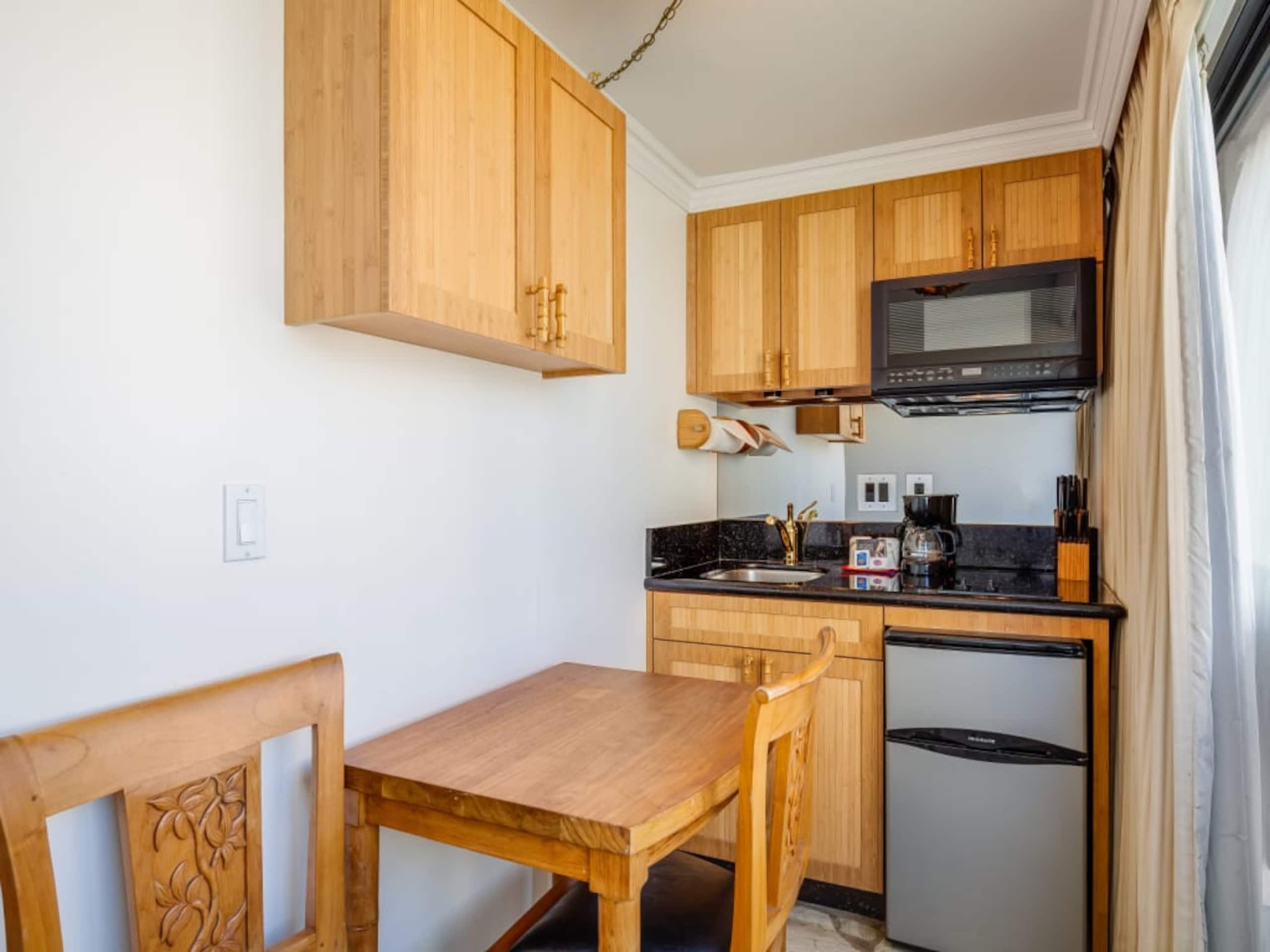 Condo in Honolulu · ★4.33 · 1 bedroom · 2 beds · 1 private bath - Image 6