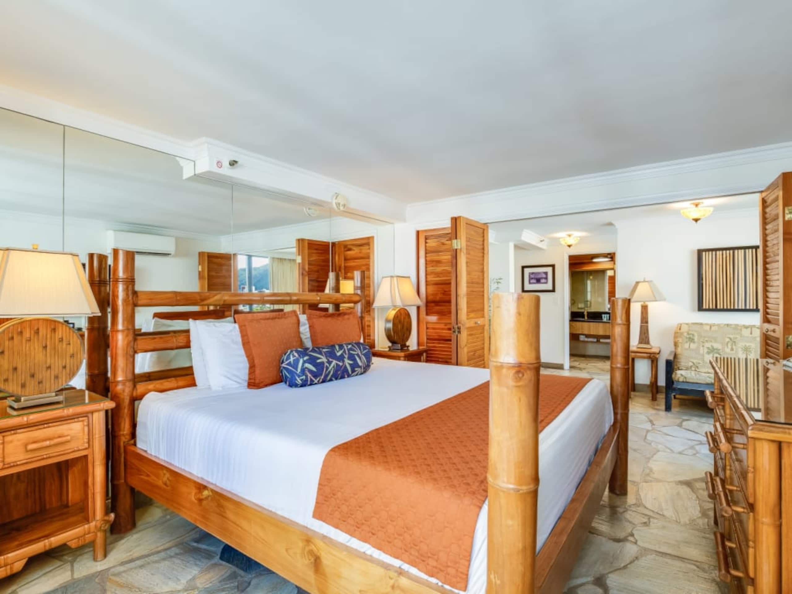 Condo in Honolulu · ★4.33 · 1 bedroom · 2 beds · 1 private bath - Image 8
